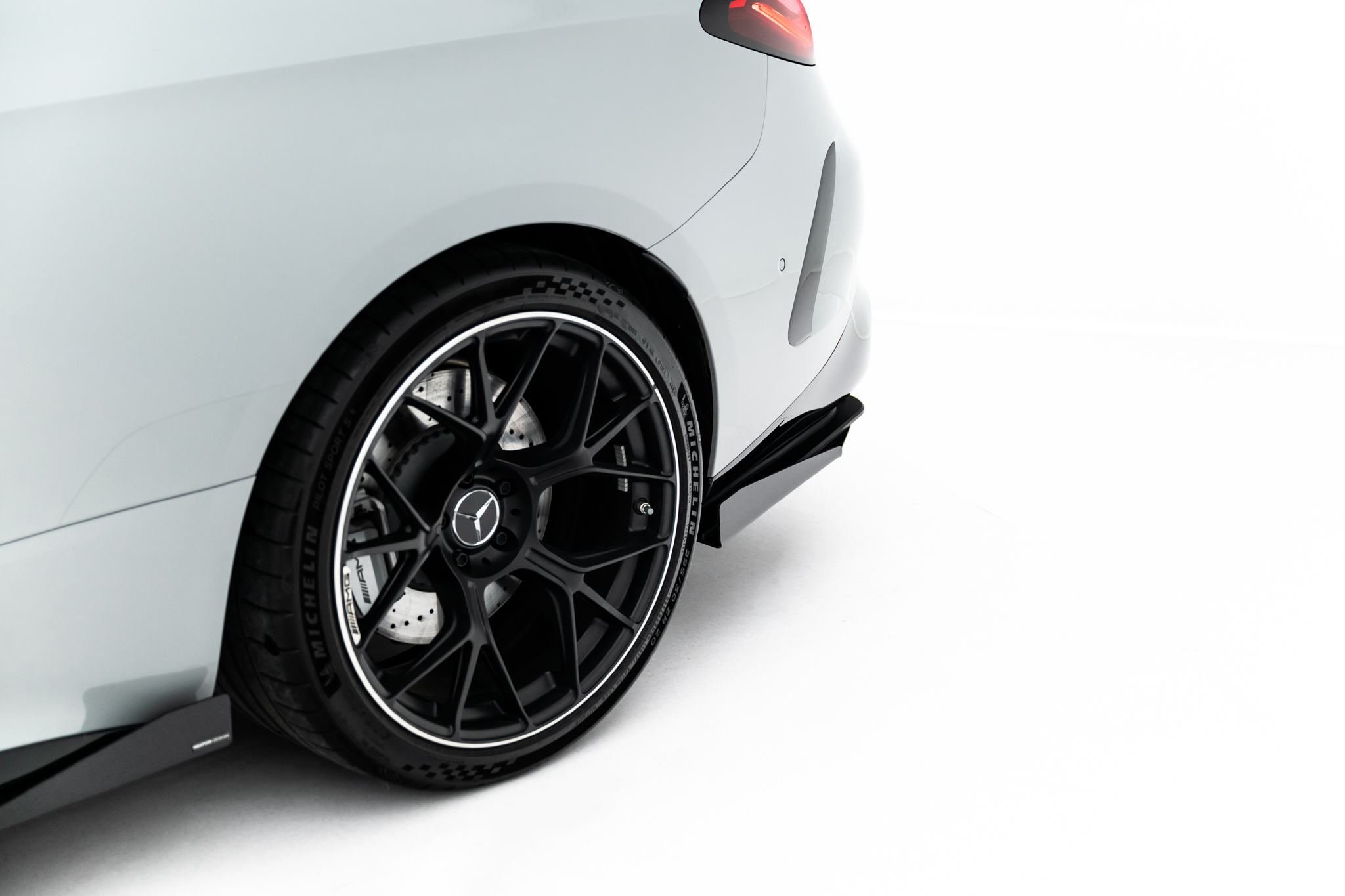 Hintere Seiten Flaps passend für Mercedes-AMG CLE 53 Aero C236 schwarz Hochglanz