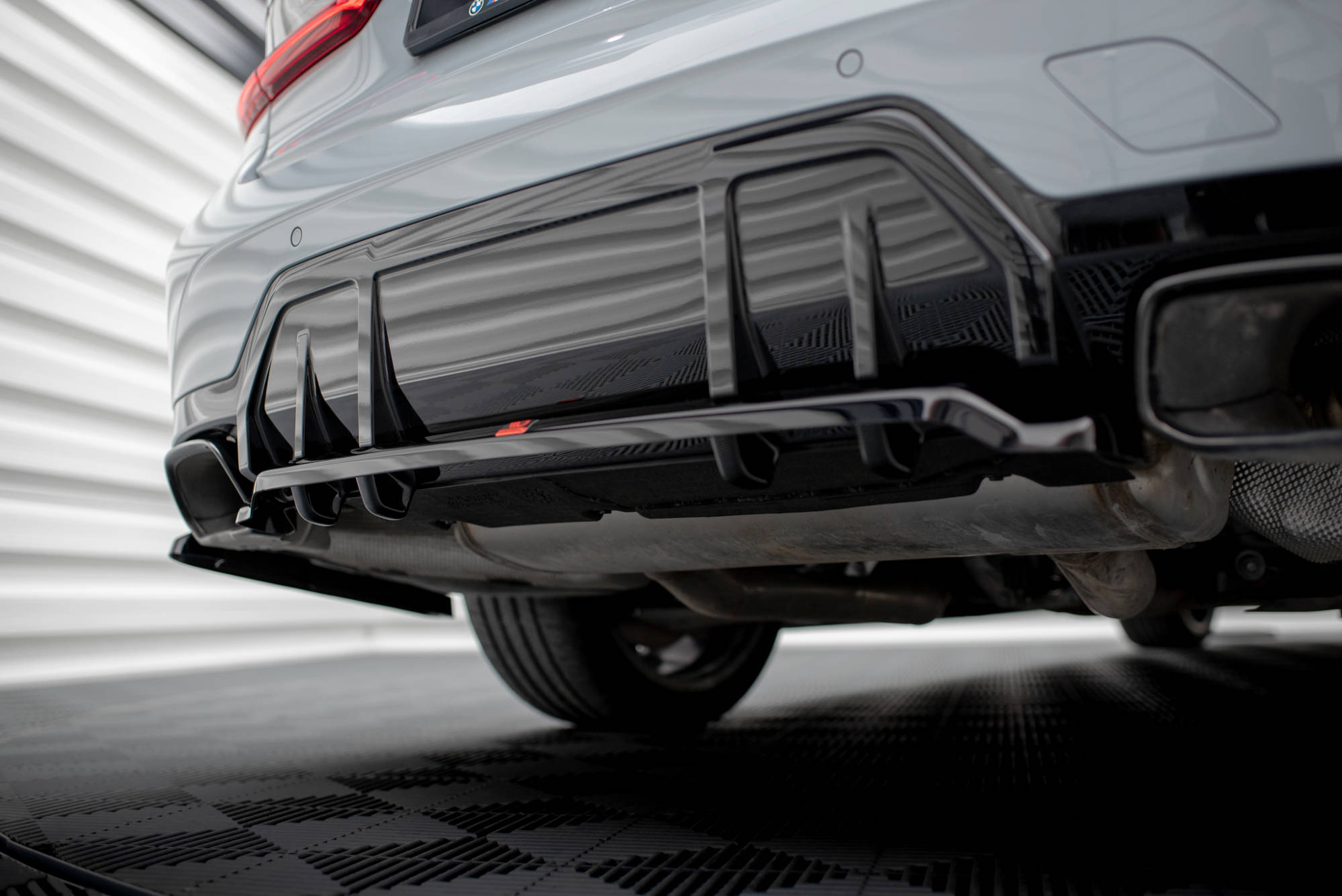 Street+ Mittlerer Diffusor RACE Heck Ansatz V.1 passend für BMW M340i G20 / G21 FL schwarz Hochglanz