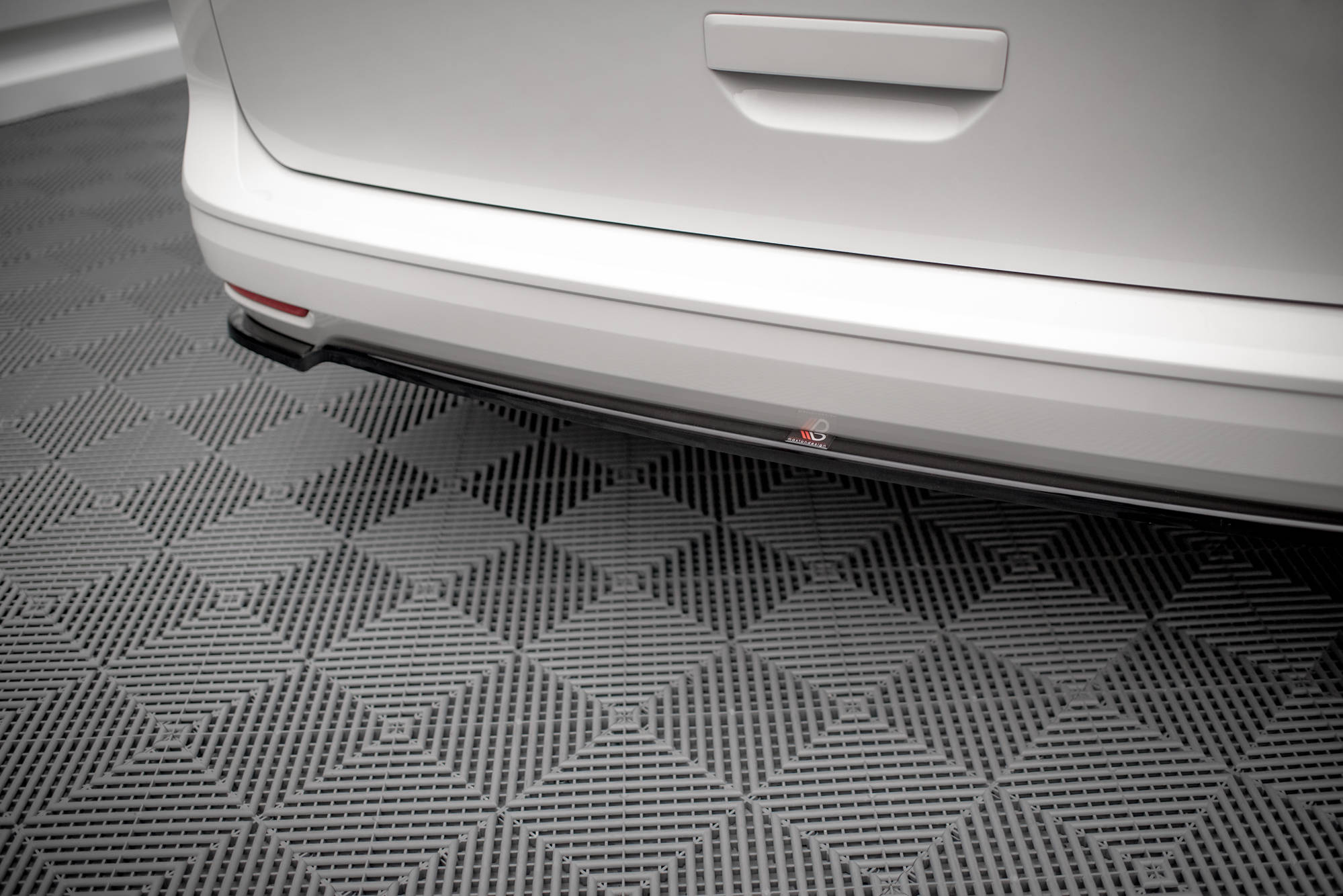 Street+ Mittlerer Diffusor Heck Ansatz passend für VW Caddy Mk5 / Ford Transit Connect Mk3 schwarz Hochglanz