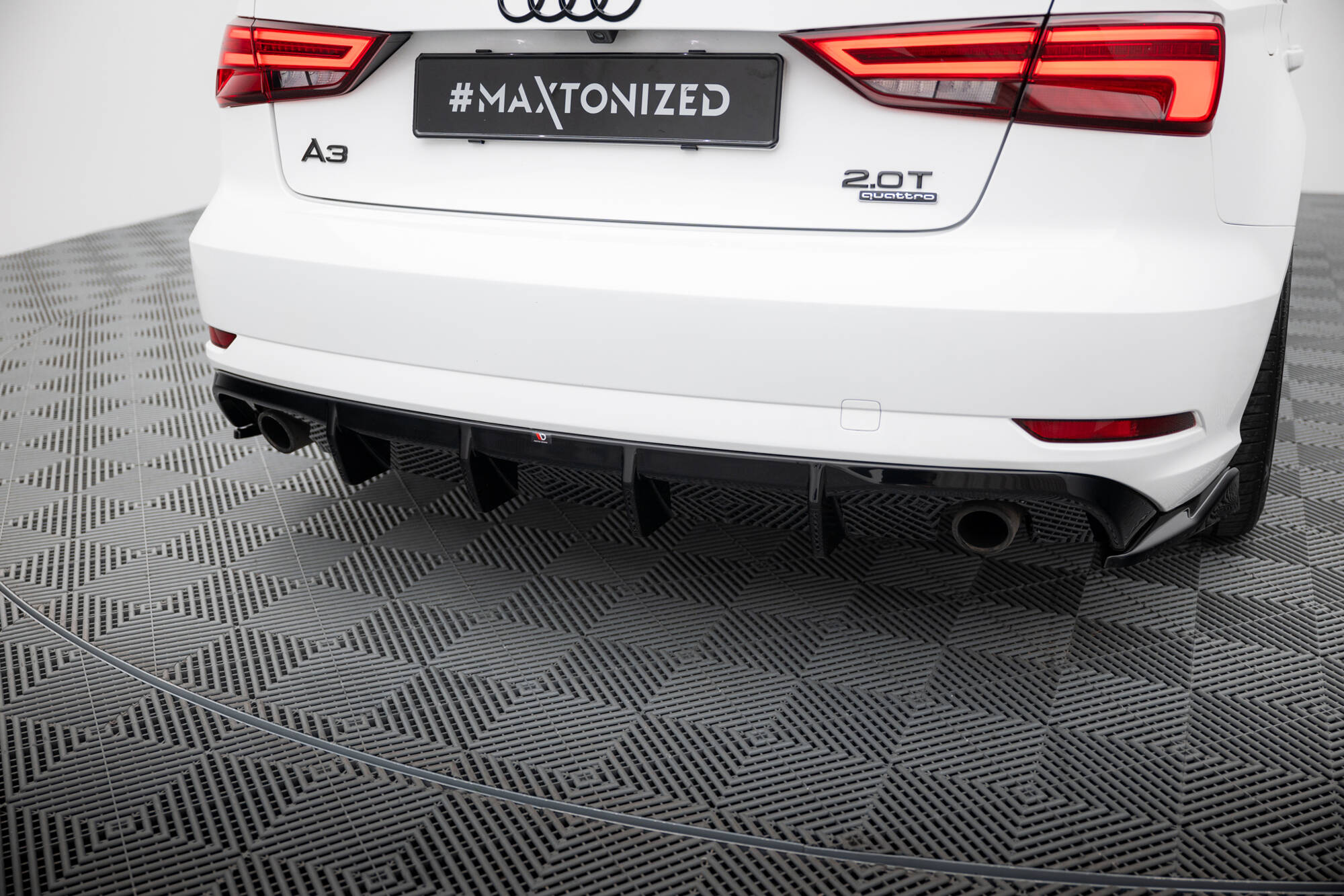 Street+ Heck Ansatz Diffusor passend für Audi A3 Limousine 8V FL Einzelauspuff li. re. schwarz Hochglanz
