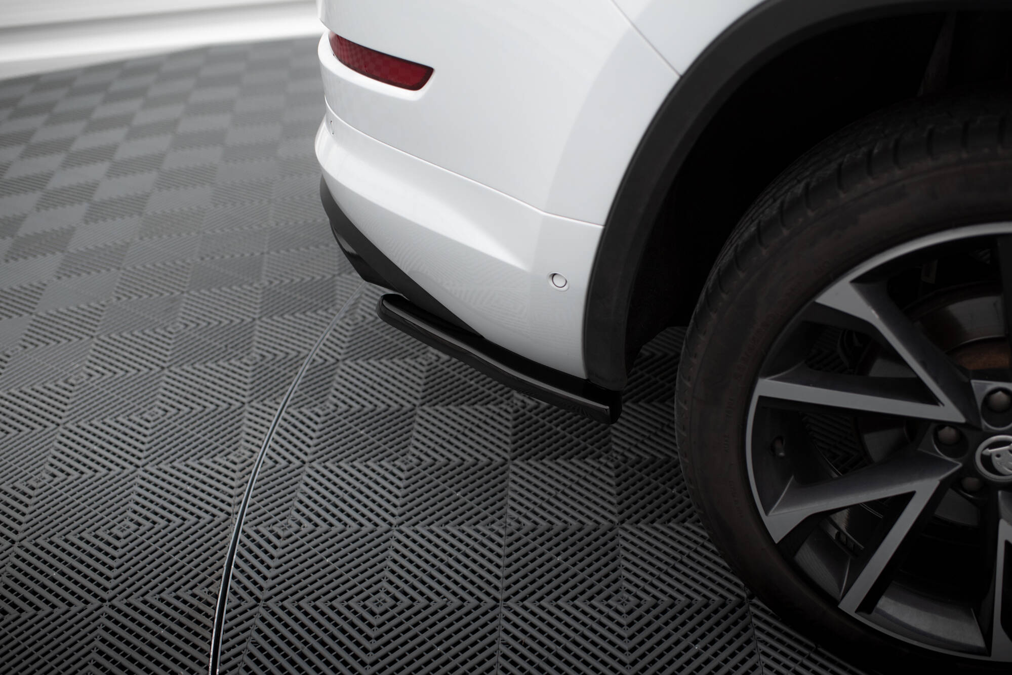 Heck Ansatz Flaps Diffusor für Skoda Kodiaq RS Mk1 / Mk1 Facelift schwarz Hochglanz