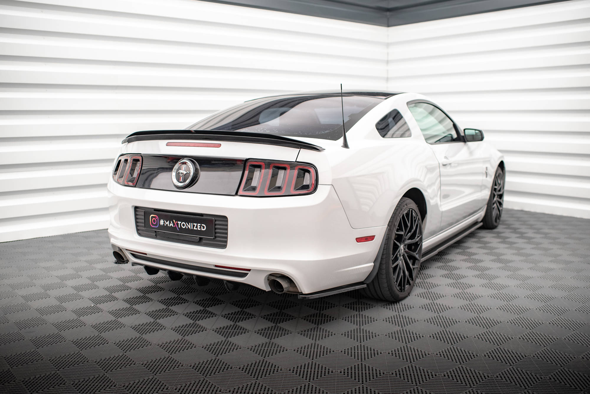 Street+ Heck Ansatz Flaps passend für Ford Mustang Mk5 FL schwarz Hochglanz