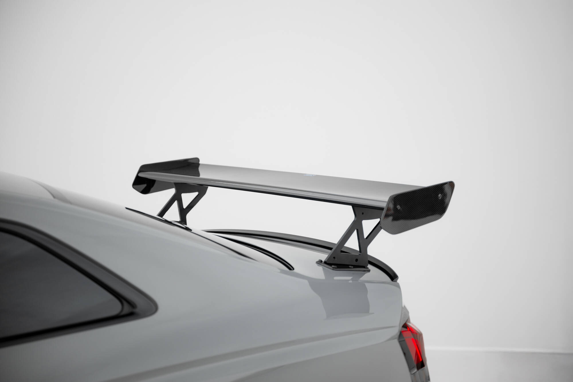 Carbon Heck Spoiler Heckflügel Standfuß Außen V.1 passend für Audi A5 / A5 S-Line / S5 / RS5 Coupe F5 / F5 FL