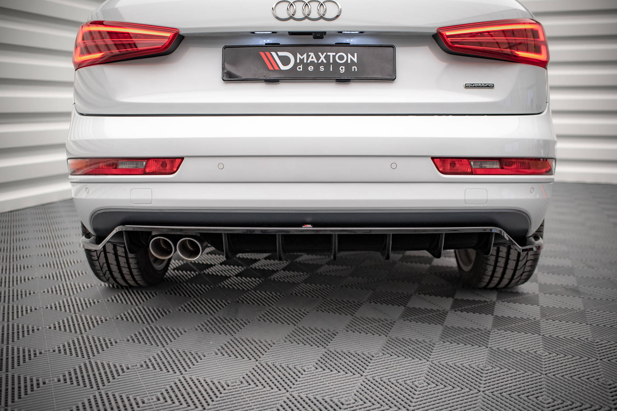 Street+ Mittlerer Diffusor RACE Heck Ansatz passend für Audi Q3 Sport 8U FL schwarz Hochglanz