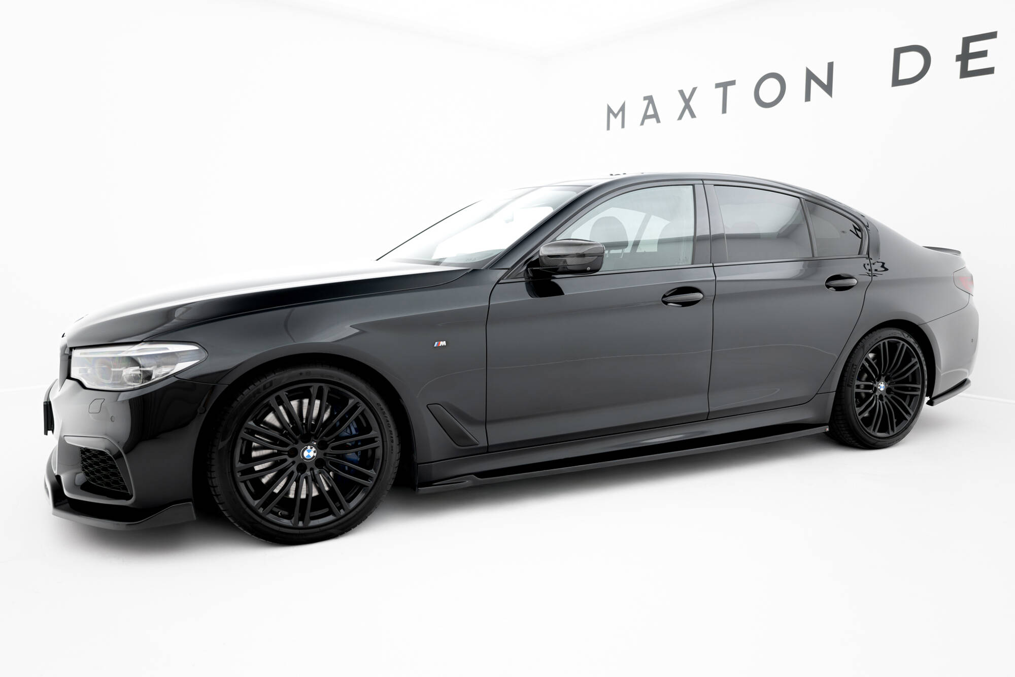 Street+ Seitenschweller Leisten V.2 passend für BMW M550i / M550d Limousine / Touring G30 / G30 FL schwarz Hochglanz