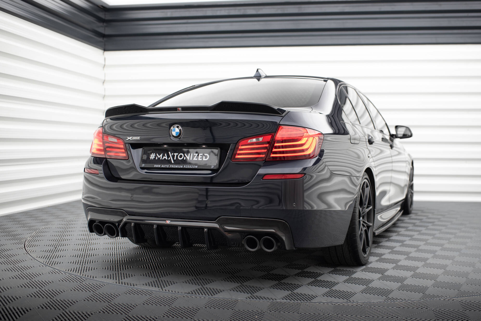 Street+ Heck Ansatz Diffusor V.2 passend für BMW 5er M-Paket F10 / F11 Doppelauspuff li. re. schwarz Hochglanz