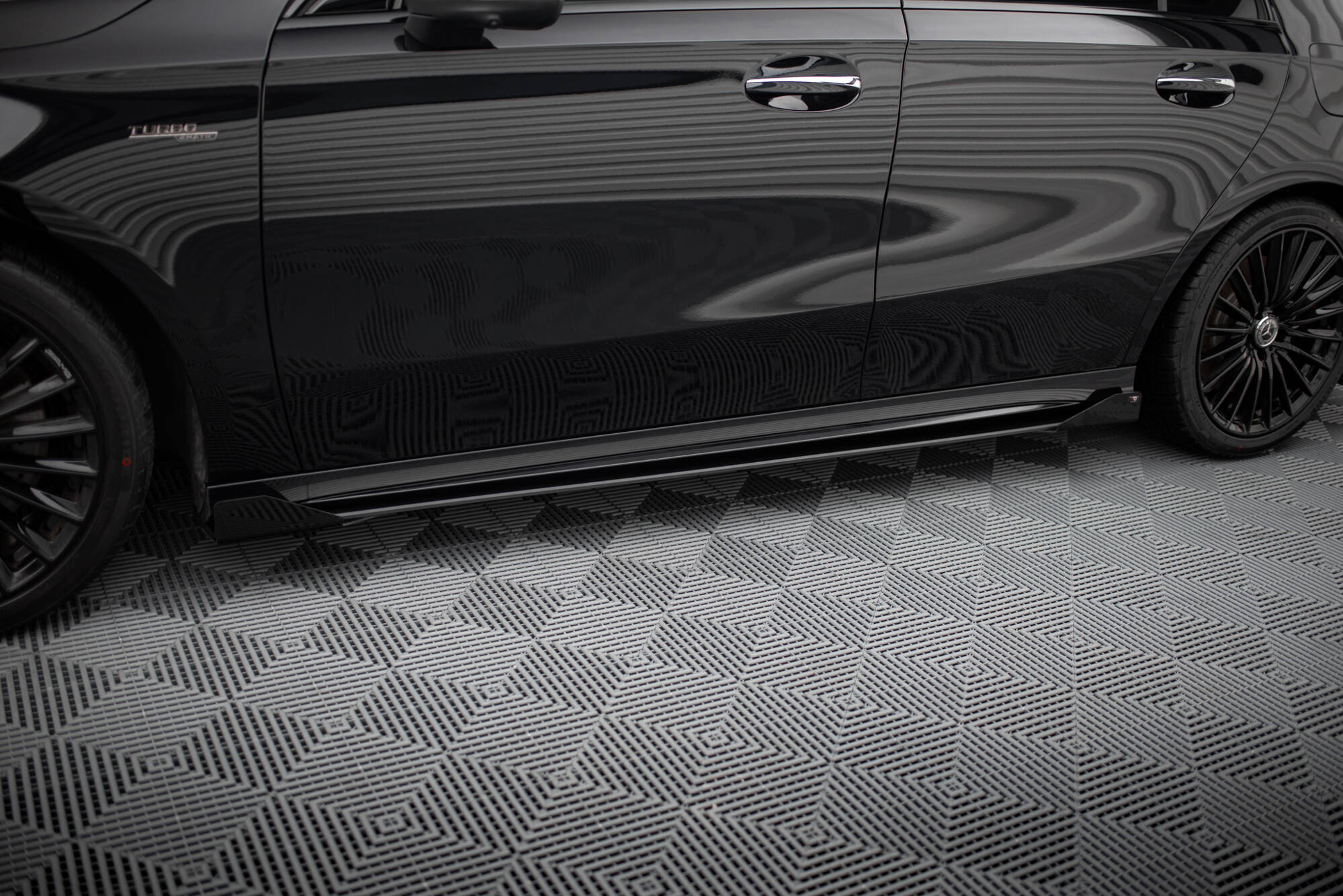 Street Pro Seitenschweller Leisten passend für Mercedes-AMG A35 W177 FL rot+ Hochglanz Flaps