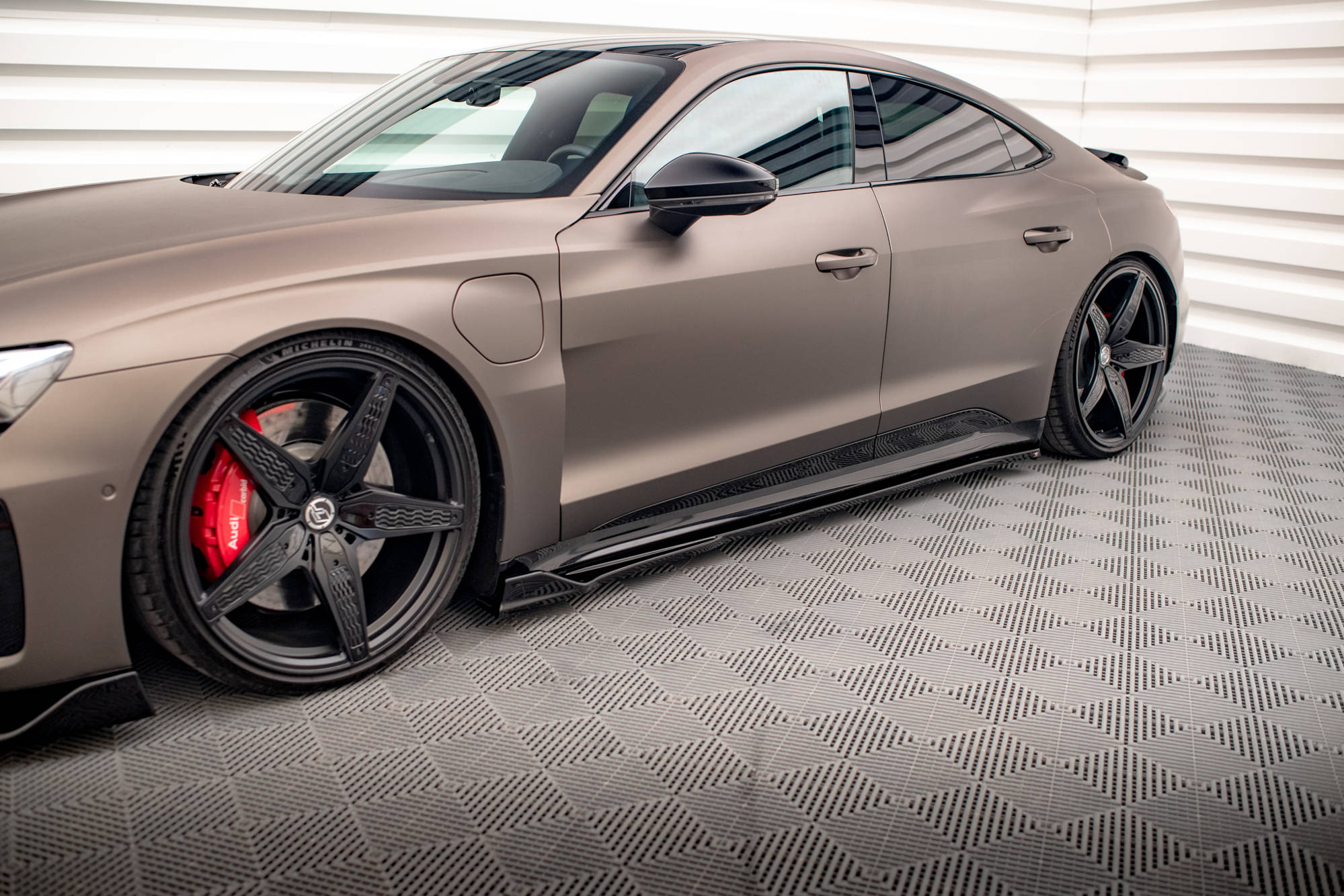Street+ Seitenschweller Leisten V.2 passend für Audi e-Tron GT / RS GT Mk1 schwarz Hochglanz