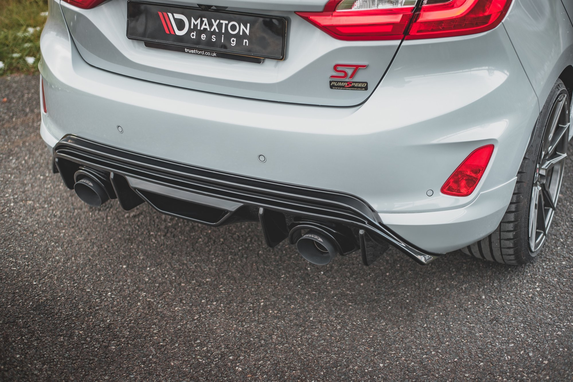 Heckansatz Diffusor passend für Ford Fiesta ST mk8 schwarz Hochglanz+Milltek Sport Endschalldämpfer geglüht + GPF System