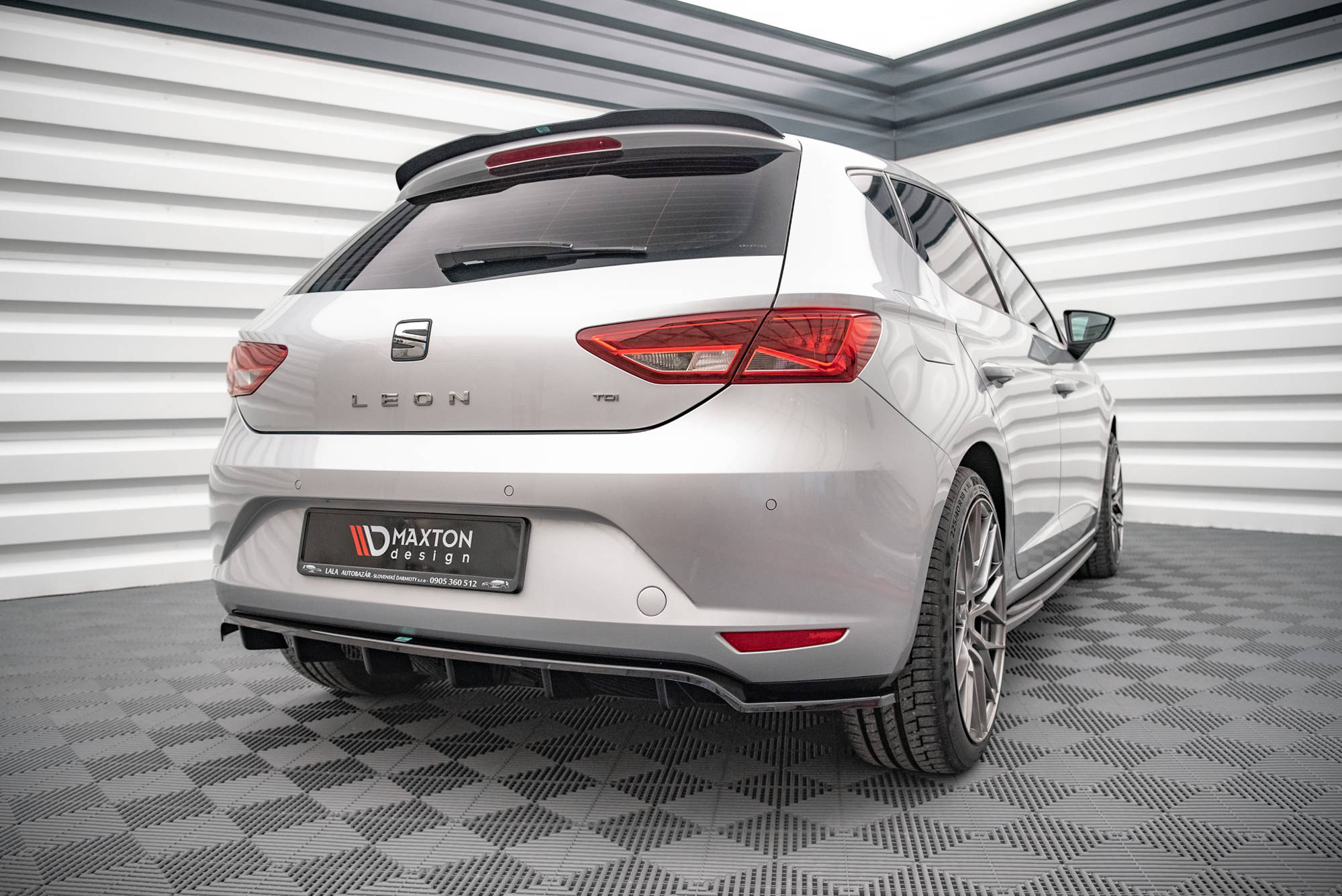 Street+ Mittlerer Diffusor RACE Heck Ansatz passend für Seat Leon Hatchback Mk3 schwarz Hochglanz