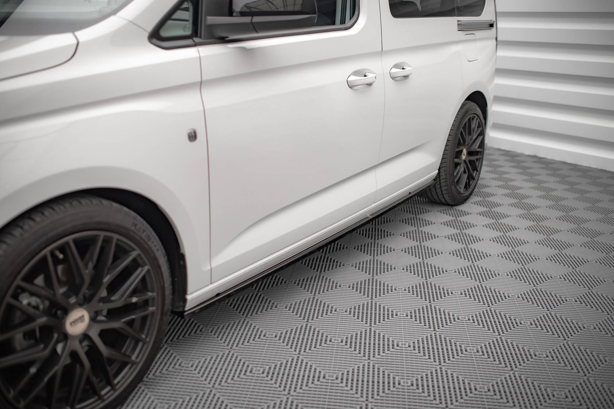 Street+ Seitenschweller Leisten passend für VW Caddy Mk5 / Ford Transit Connect Mk3 schwarz Hochglanz
