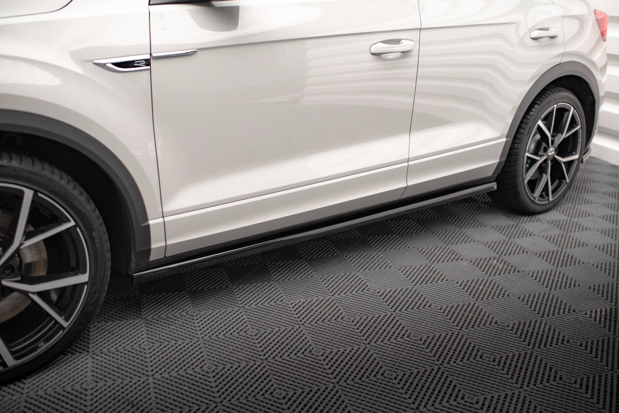 Street+ Seitenschweller Leisten passend für VW T-Roc R / R-Line Mk1 schwarz Hochglanz