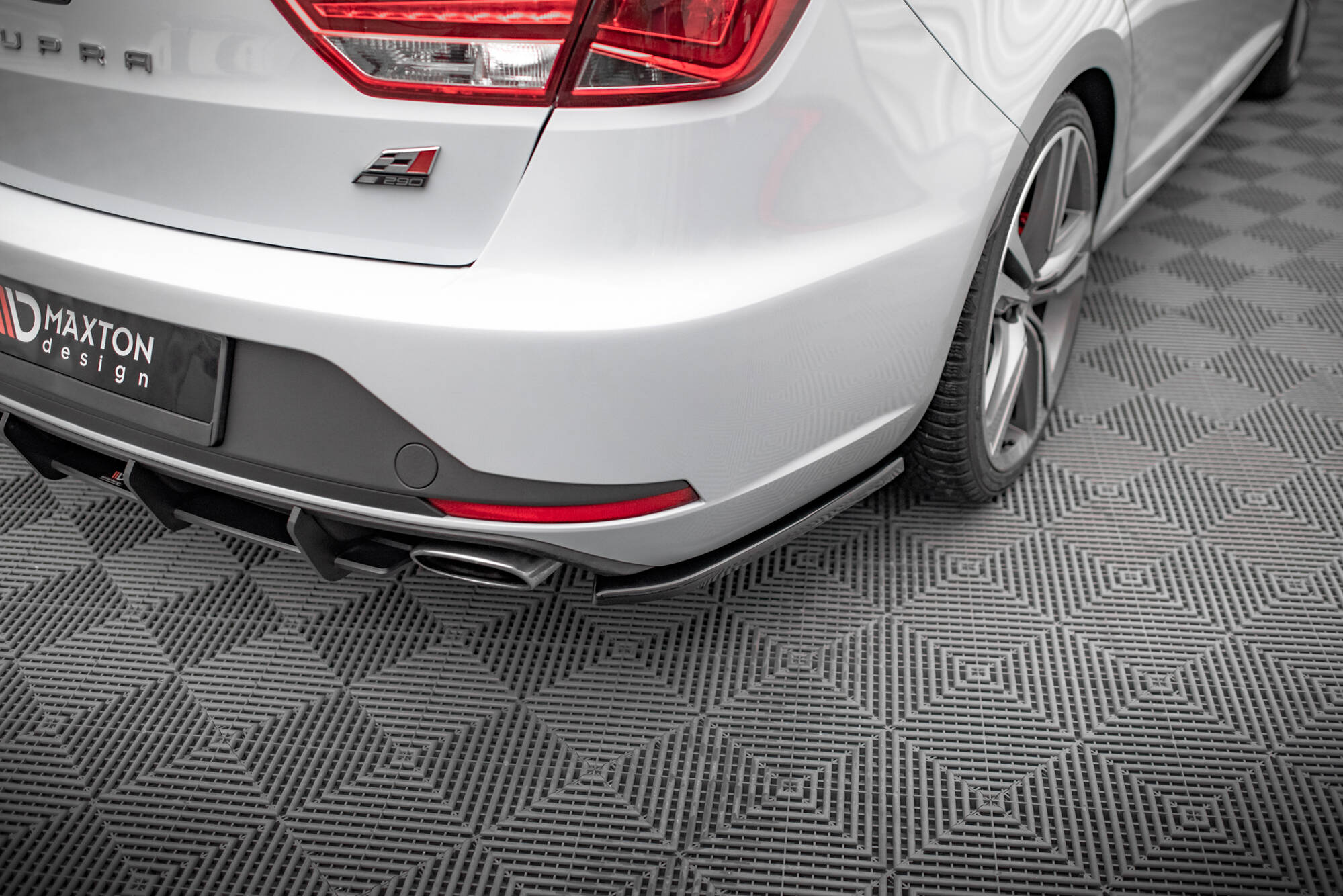 Street+ Heck Ansatz Flaps V.1 passend für Seat Leon CUPRA Sportstourer Mk3 schwarz Hochglanz
