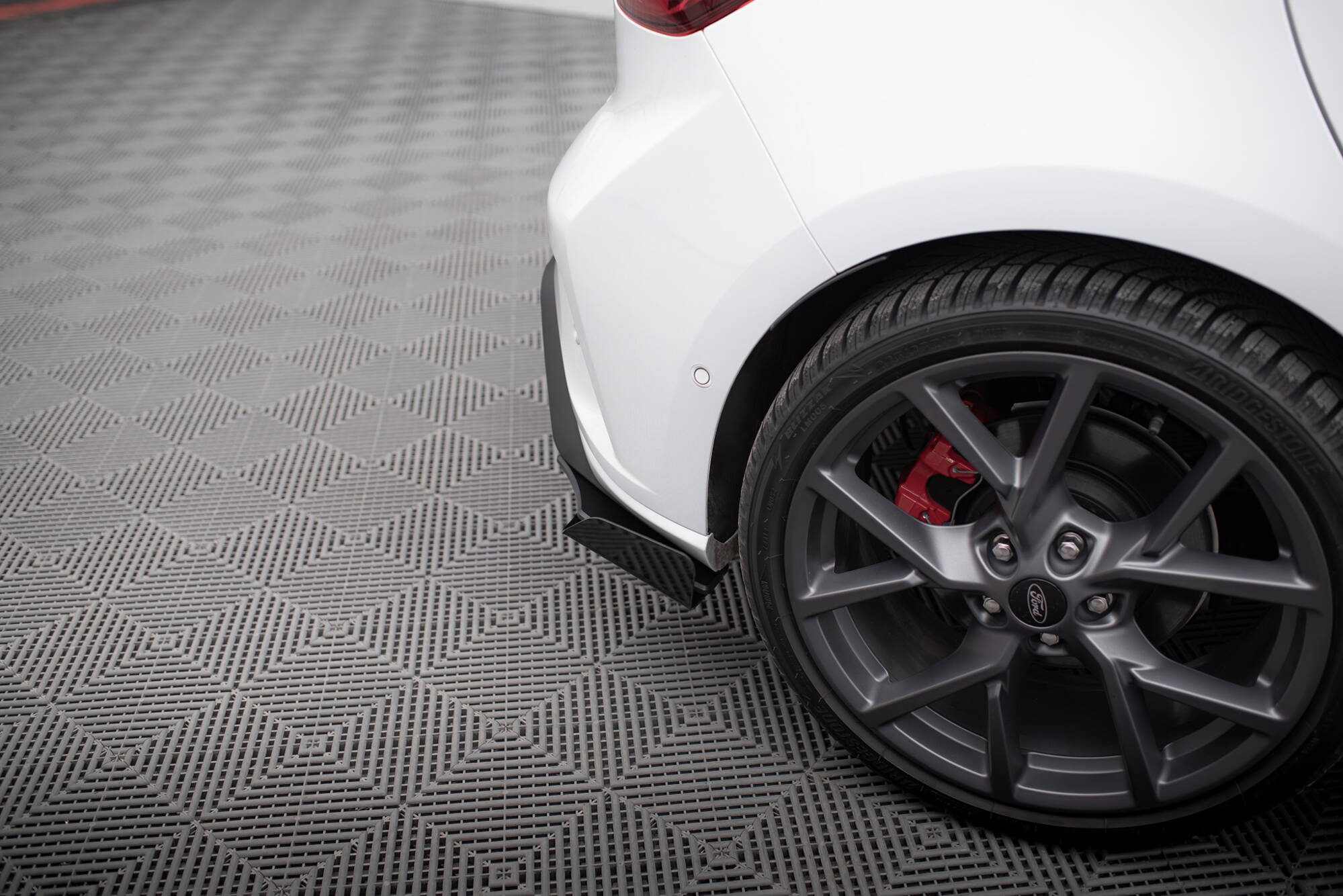 Hintere Seiten Flaps für Ford Focus ST Mk4 schwarz Hochglanz