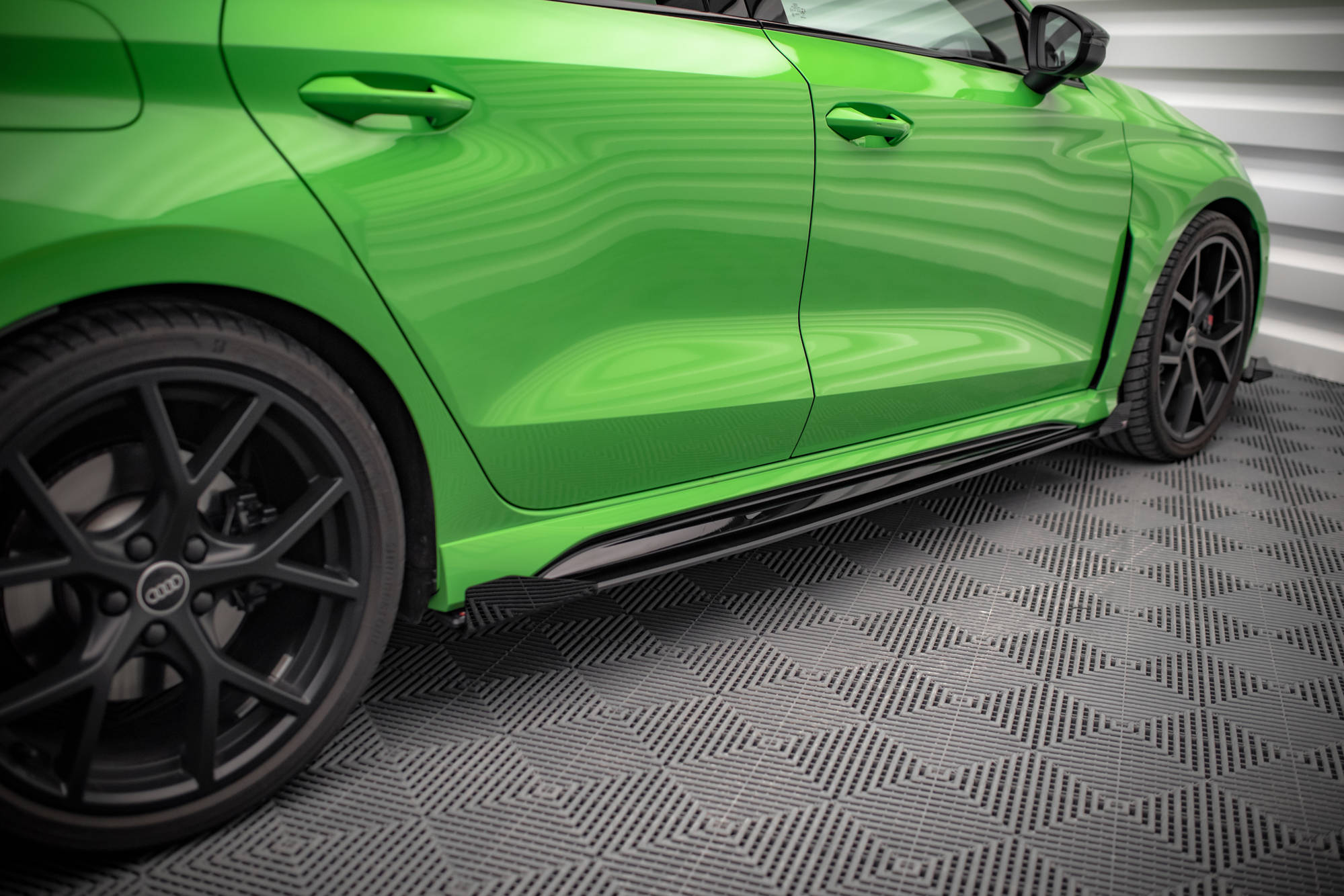 Street Pro Seitenschweller Leisten passend für Audi RS3 8Y Limousine rot+ Hochglanz Flaps