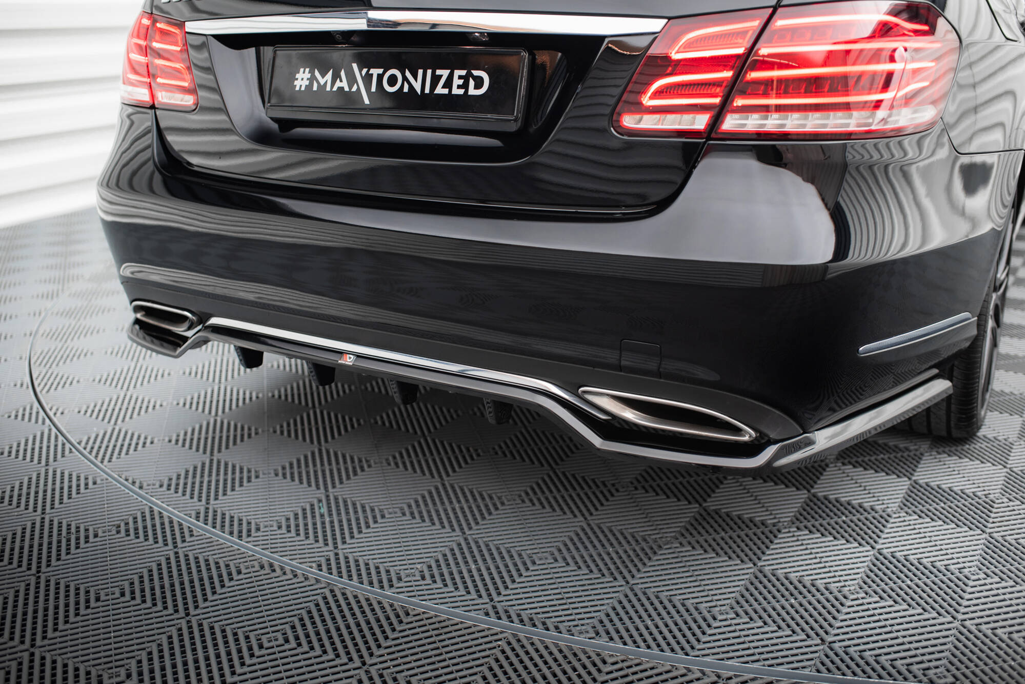 Street+ Mittlerer Diffusor RACE Heck Ansatz passend für Mercedes E W212 FL schwarz Hochglanz