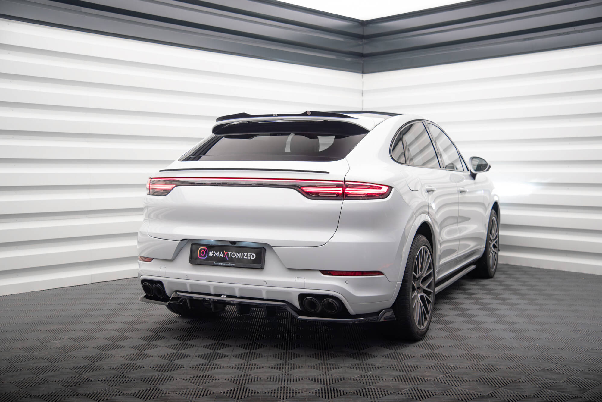 Street+ Mittlerer Diffusor RACE Heck Ansatz passend für Porsche Cayenne Coupe / SUV Mk3 schwarz Hochglanz