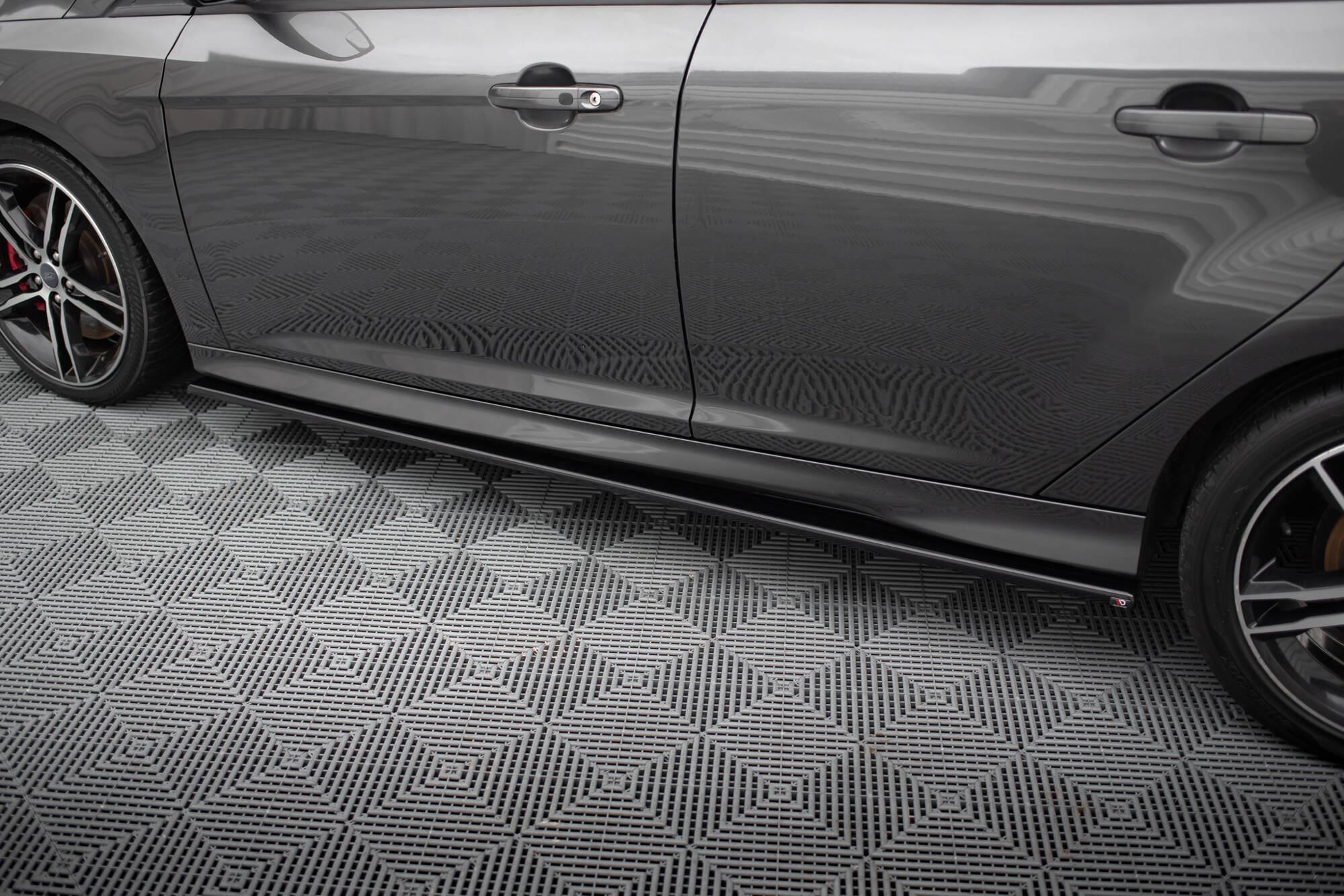 Street+ Seitenschweller Leisten passend für Ford Focus ST / ST-Line Hatchback / Kombi Mk3 / Mk3 FL schwarz Hochglanz