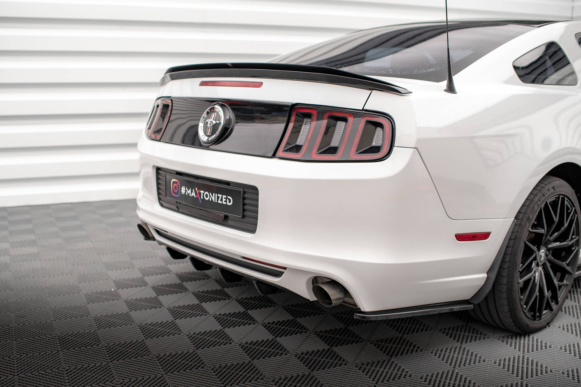 Street+ Heck Ansatz Diffusor passend für Ford Mustang Mk5 FL schwarz Hochglanz