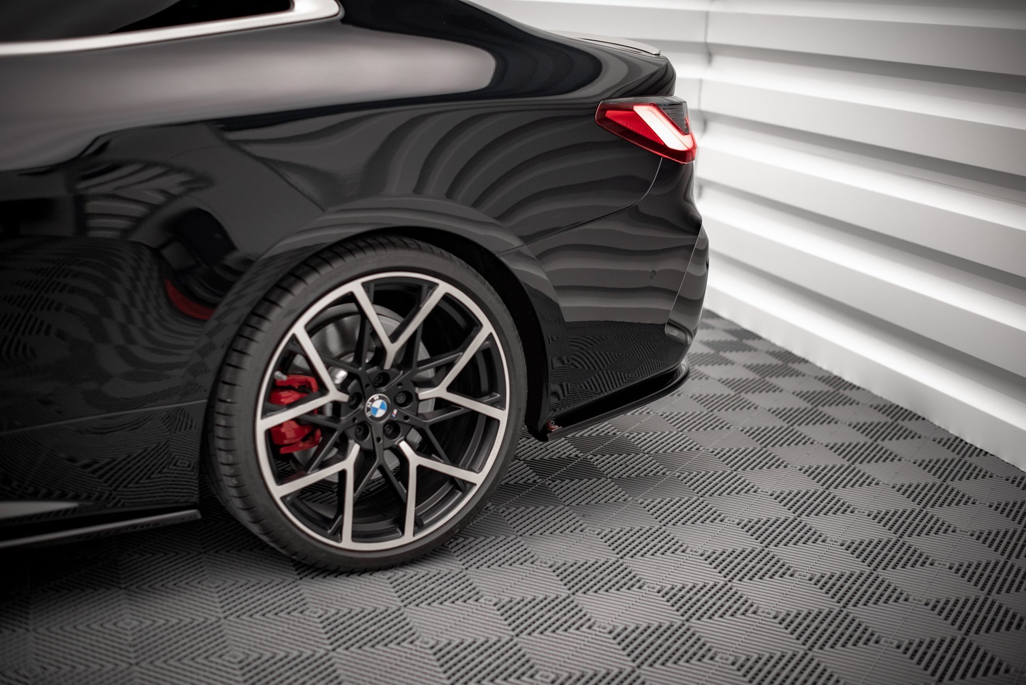 Street+ Heck Ansatz Flaps V.1 passend für BMW 4er M-Paket G22 / G23 / G22 FL / G23 FL schwarz Hochglanz
