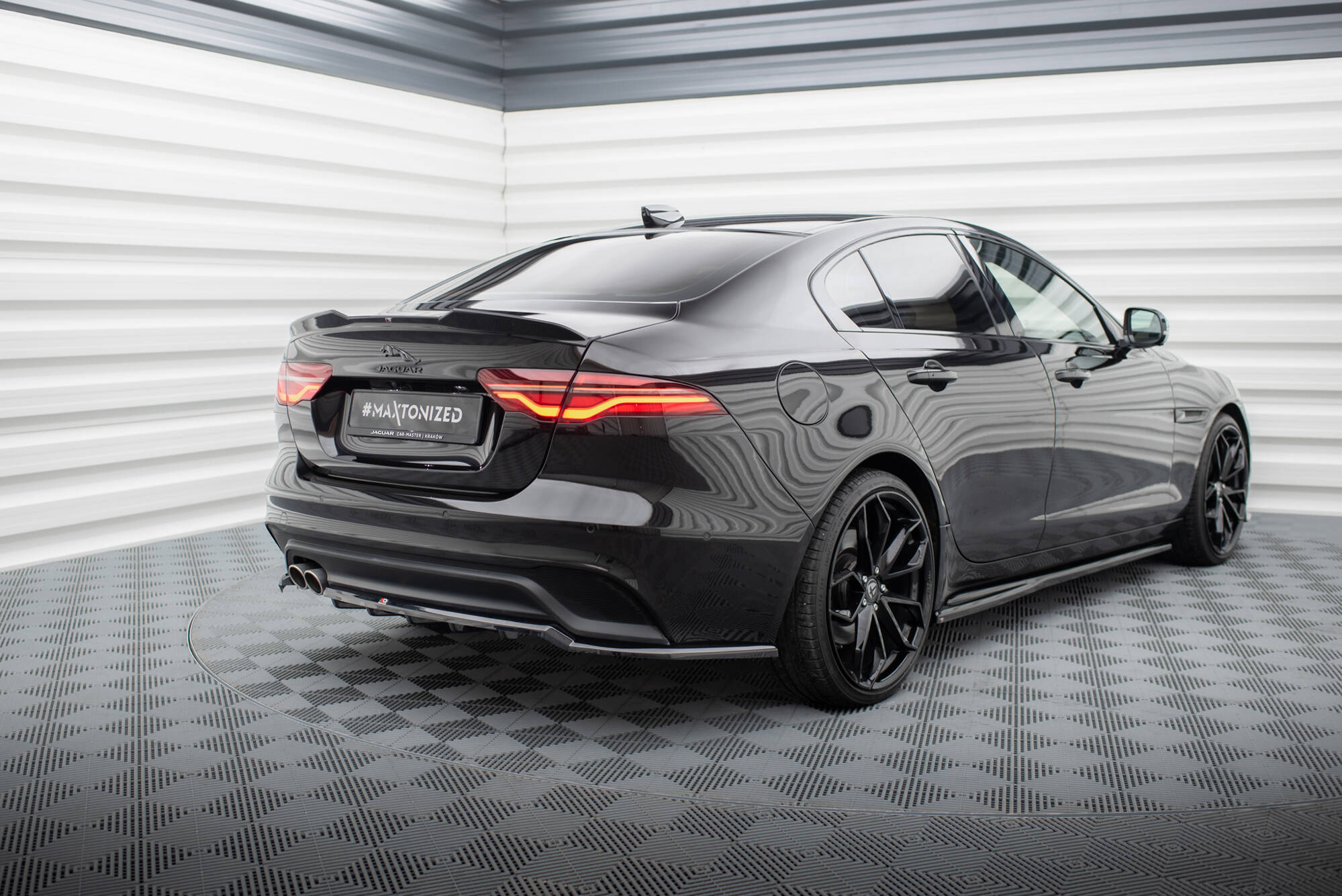 Heck Spoiler Aufsatz Abrisskante 3D passend für Jaguar XE X760 FL schwarz Hochglanz