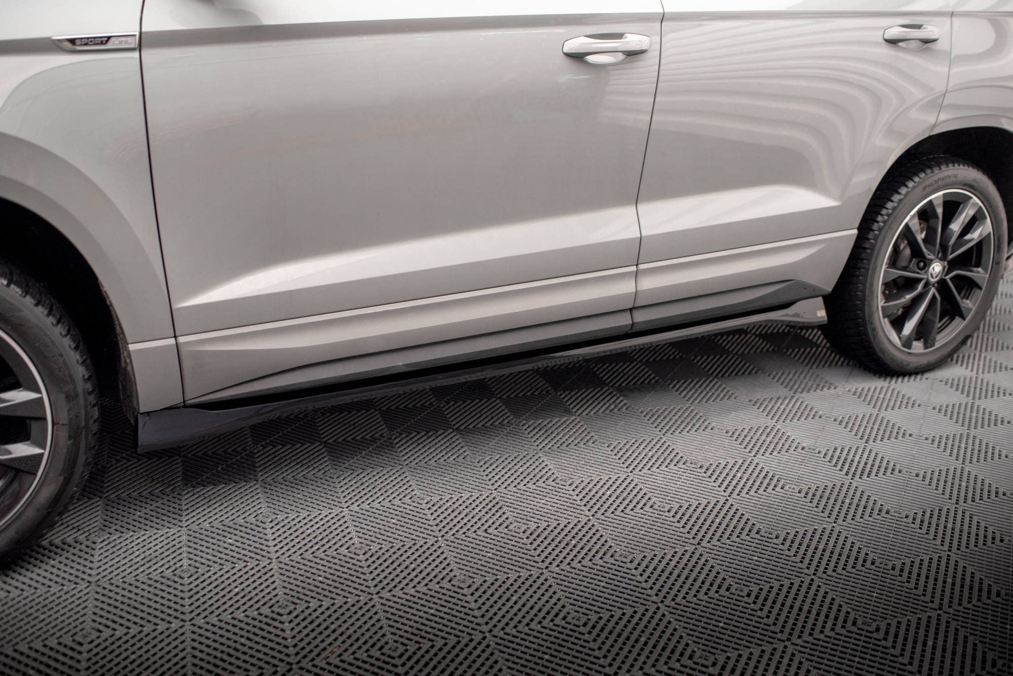 Street+ Seitenschweller Leisten passend für Skoda Karoq Sportline Mk1 schwarz Hochglanz