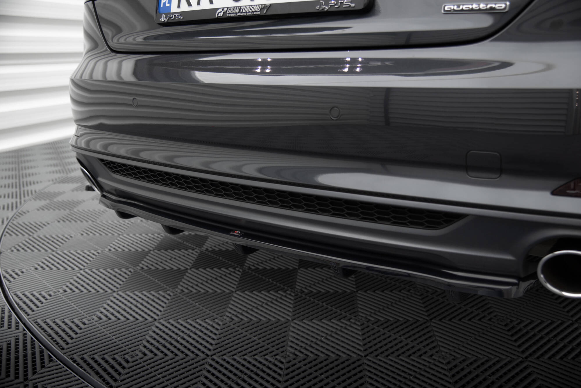 Heckansatz Audi A5 S-Line F5 Coupe / Sportback mit einem vertikalen balken schwarz Hochglanz