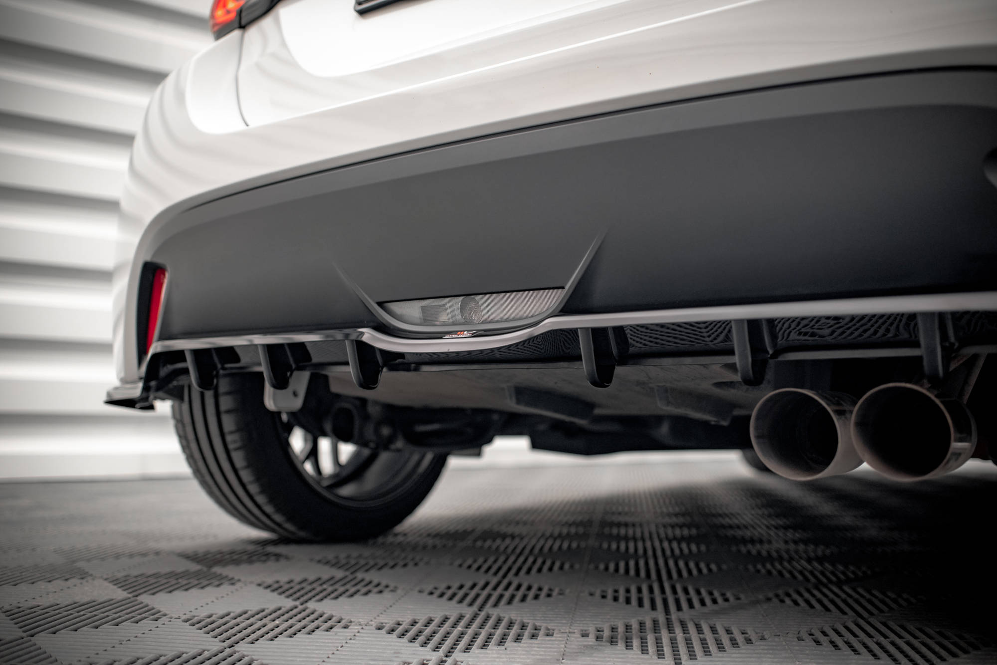 Street+ Mittlerer Diffusor RACE Heck Ansatz V.2 passend für Toyota Yaris Mk4 schwarz Hochglanz