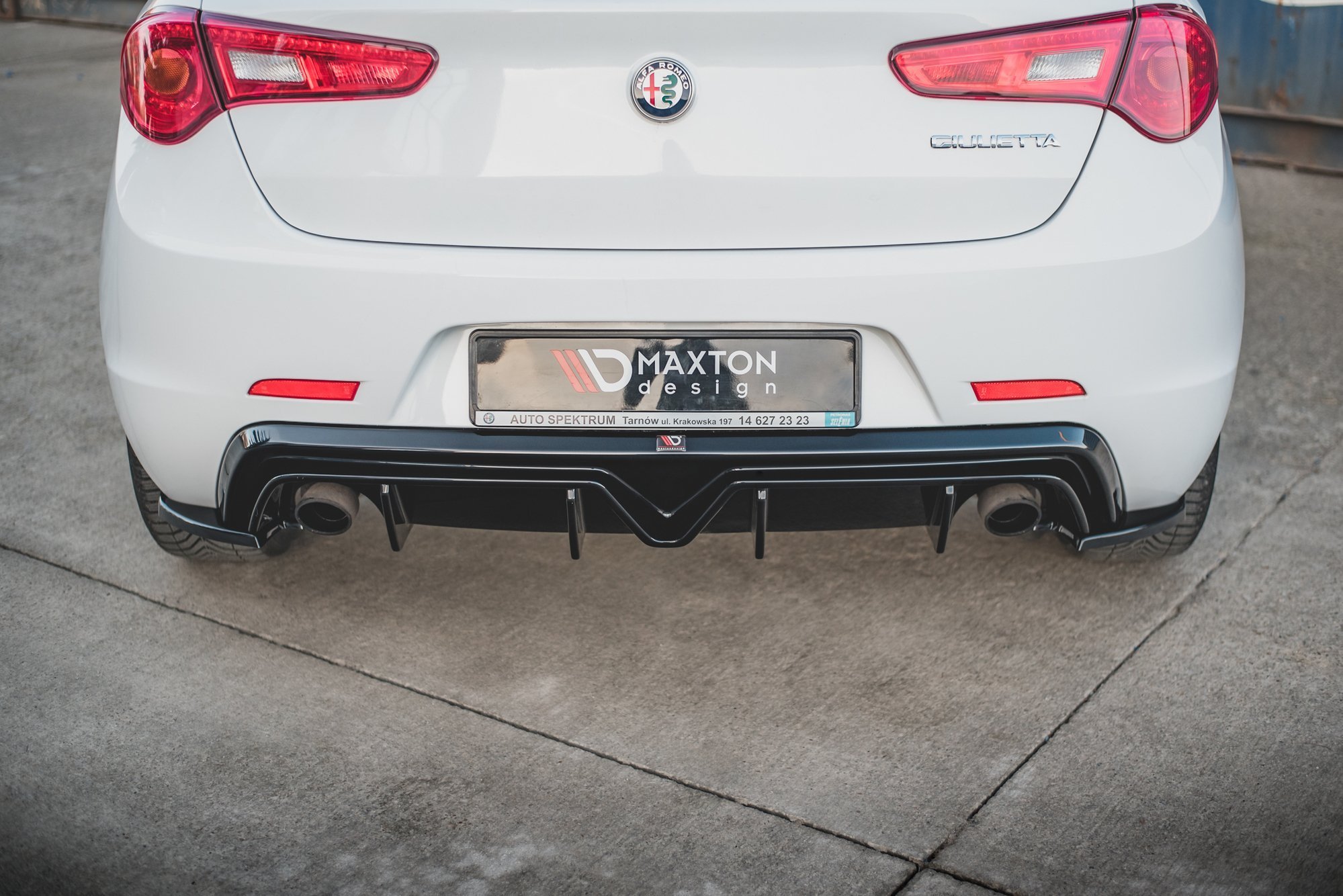 Street+ Heck Ansatz Diffusor passend für Alfa Romeo Giulietta Einzelauspuff li. re. schwarz Hochglanz