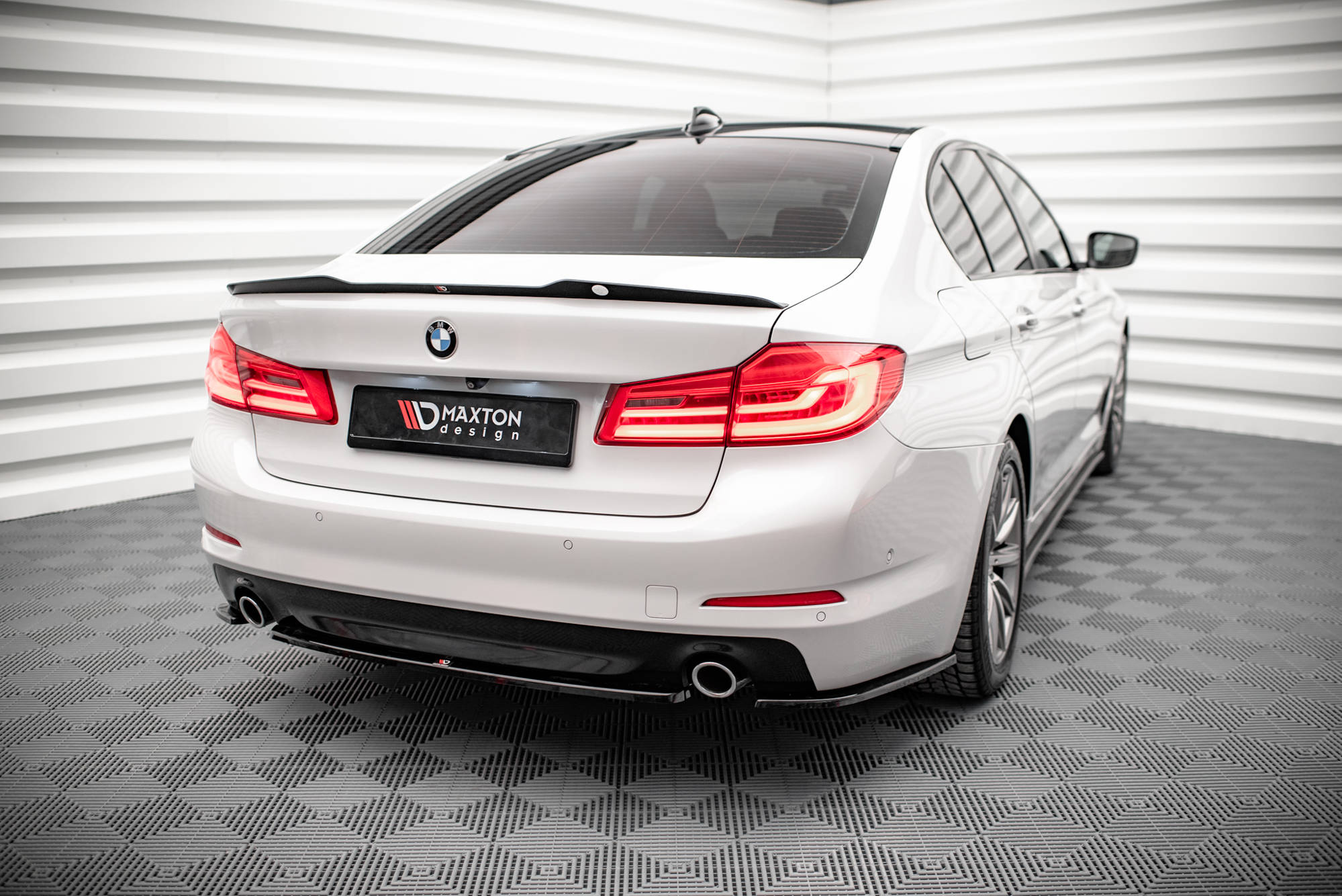 Street+ Heck Ansatz Flaps passend für BMW 5er G30 / G31 schwarz Hochglanz