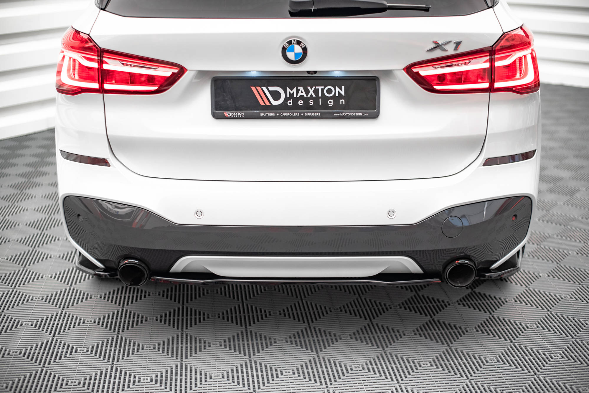 Street+ Mittlerer Diffusor Heck Ansatz passend für BMW X1 M-Paket F48 / F48 FL schwarz Hochglanz