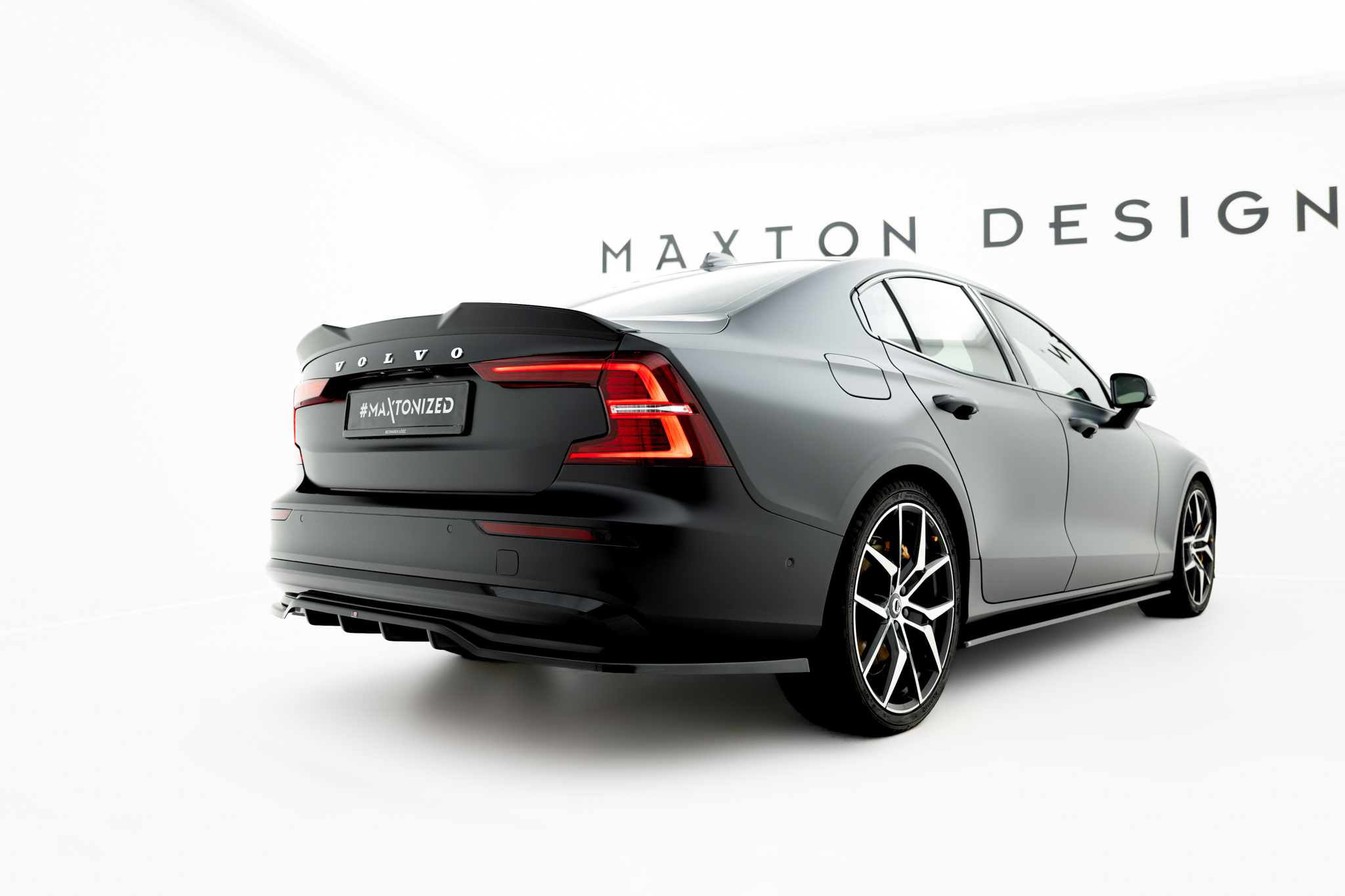 Street+ Mittlerer Diffusor RACE Heck Ansatz passend für Volvo S60/V60 R-Design Mk3 schwarz Hochglanz