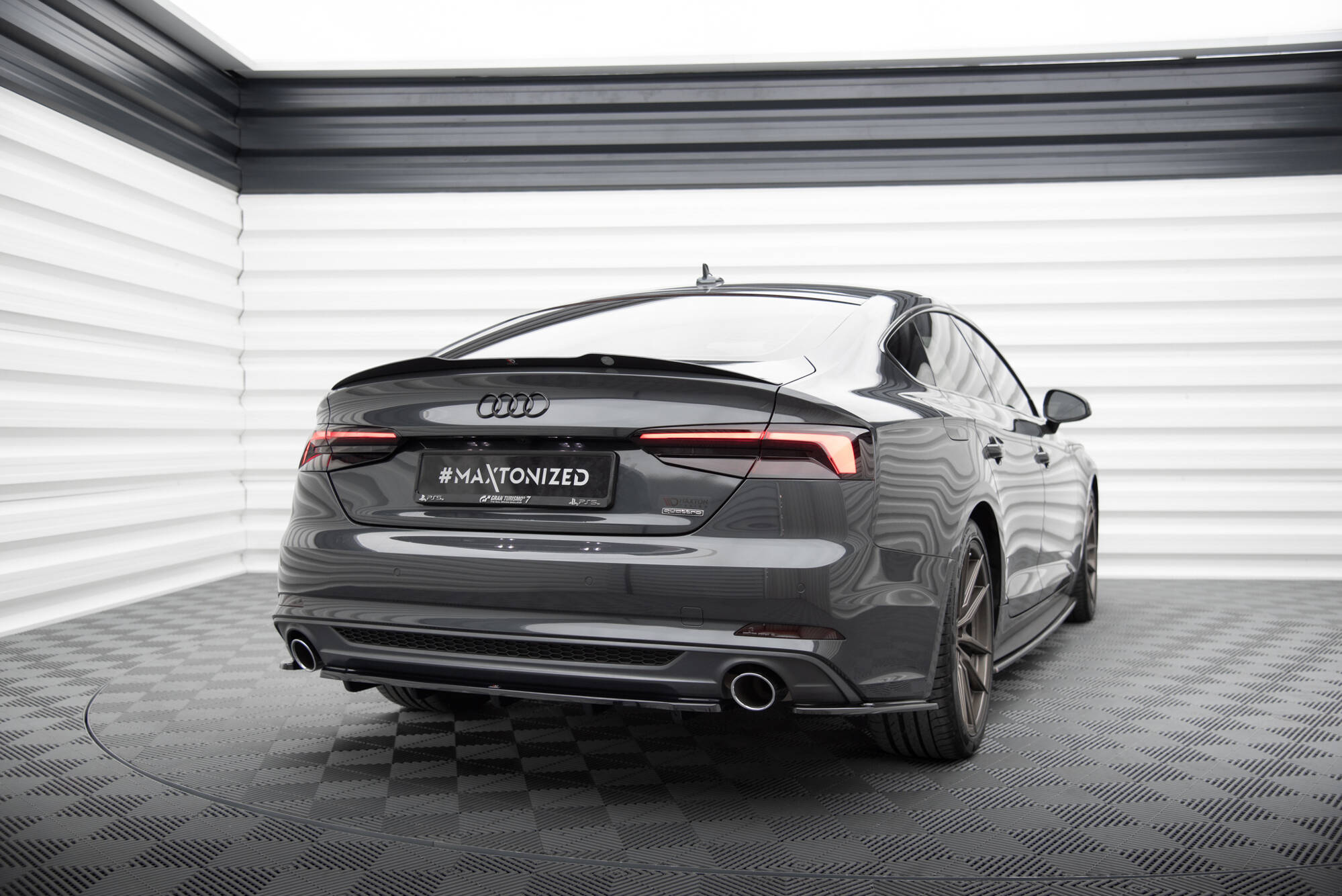 Heckansatz Audi A5 S-Line F5 Coupe / Sportback mit einem vertikalen balken schwarz Hochglanz