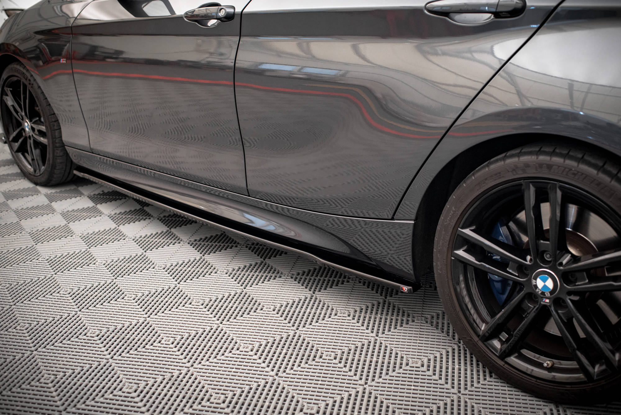 Seitenschweller Ansatz V.2 für. BMW 1er M135i / M140i / M-Paket F20 schwarz Hochglanz