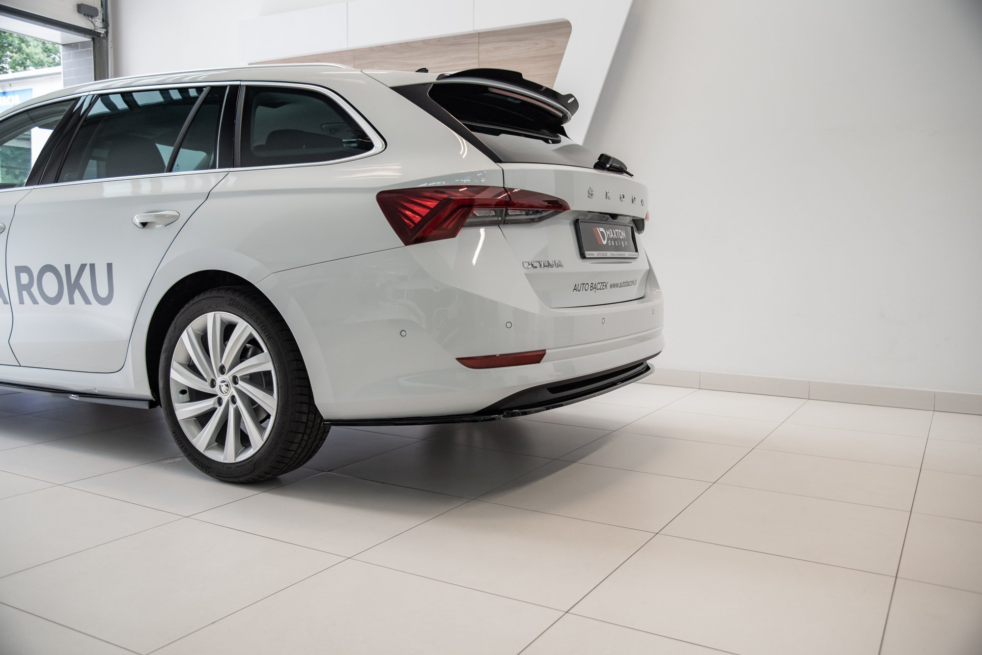 Mittlerer Diffusor Heck Ansatz für Skoda Octavia Mk4 Carbon Look