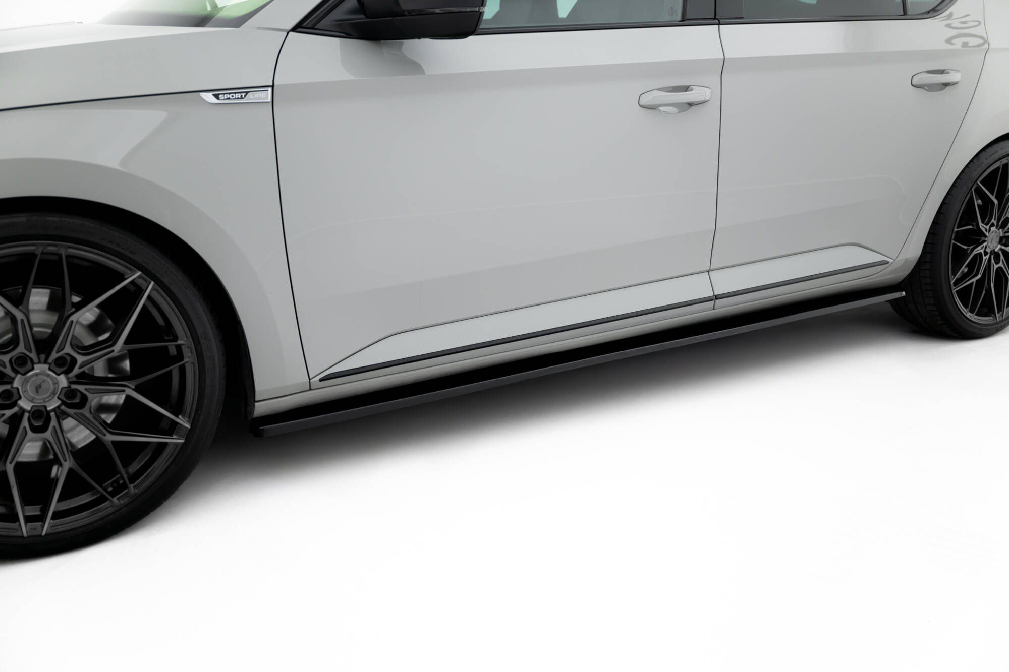 Street+ Seitenschweller Leisten passend für Skoda Superb Liftback / Combi Mk3 schwarz Hochglanz
