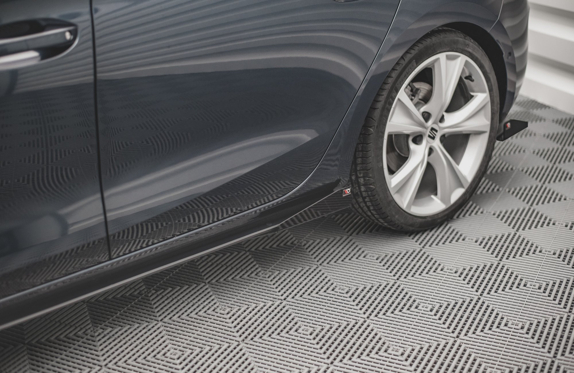 Street Pro Seitenschweller Leisten passend für Seat Leon FR Mk4 rot+ Hochglanz Flaps