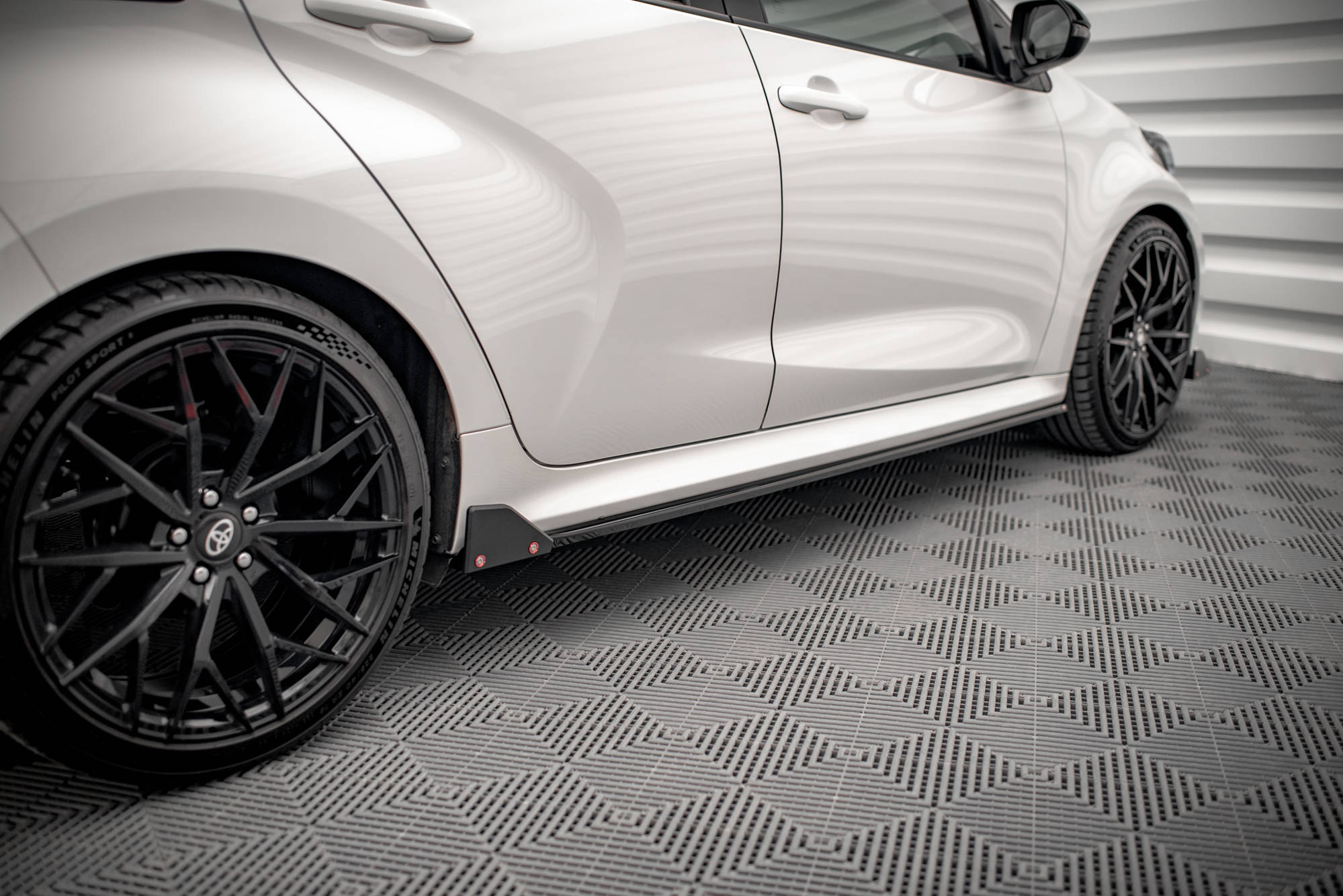 Street+ Seitenschweller Leisten V.1 + Flaps passend für Toyota Yaris Mk4