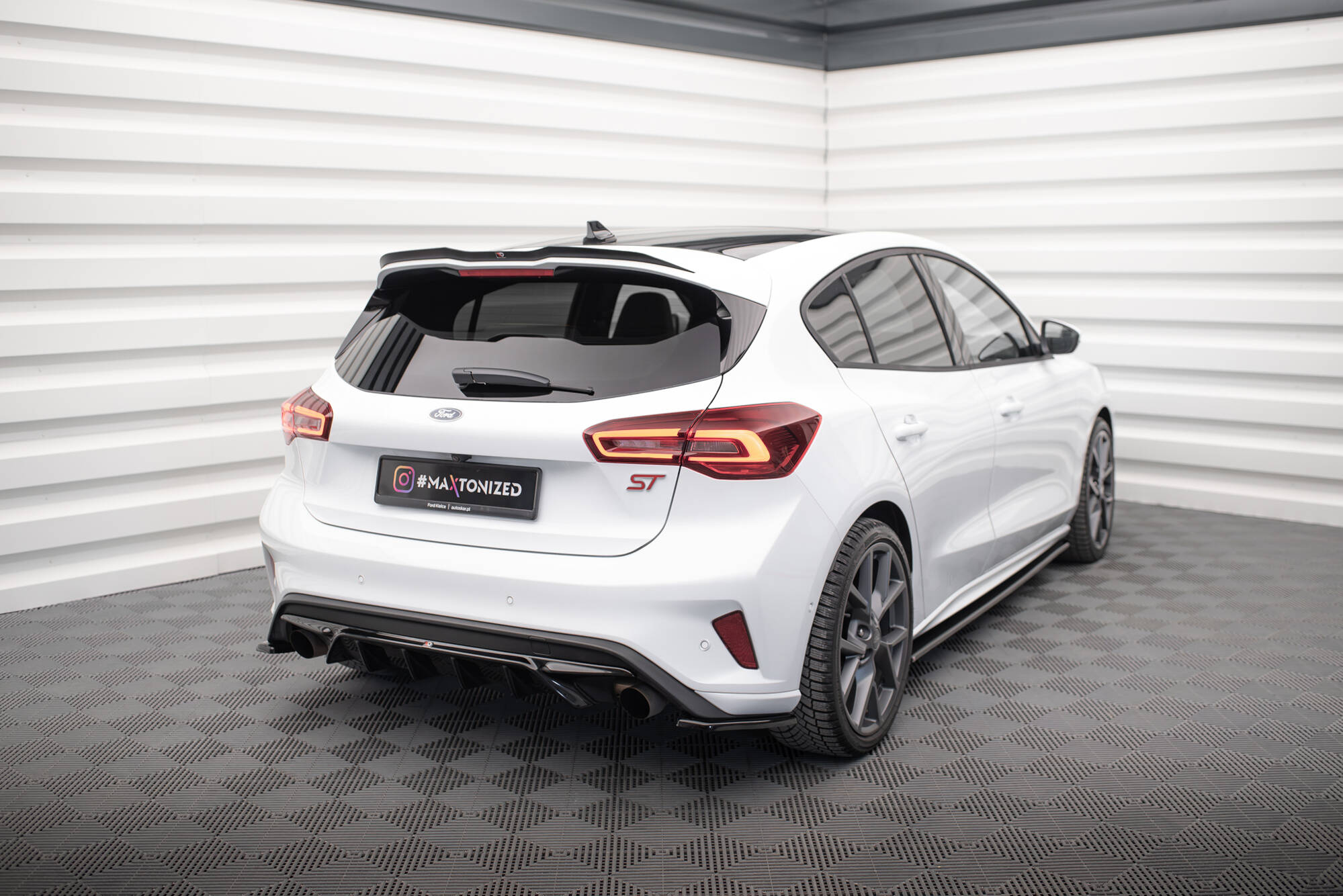 Heck Ansatz Flaps Diffusor V.1 für Ford Focus ST Mk4 schwarz Hochglanz