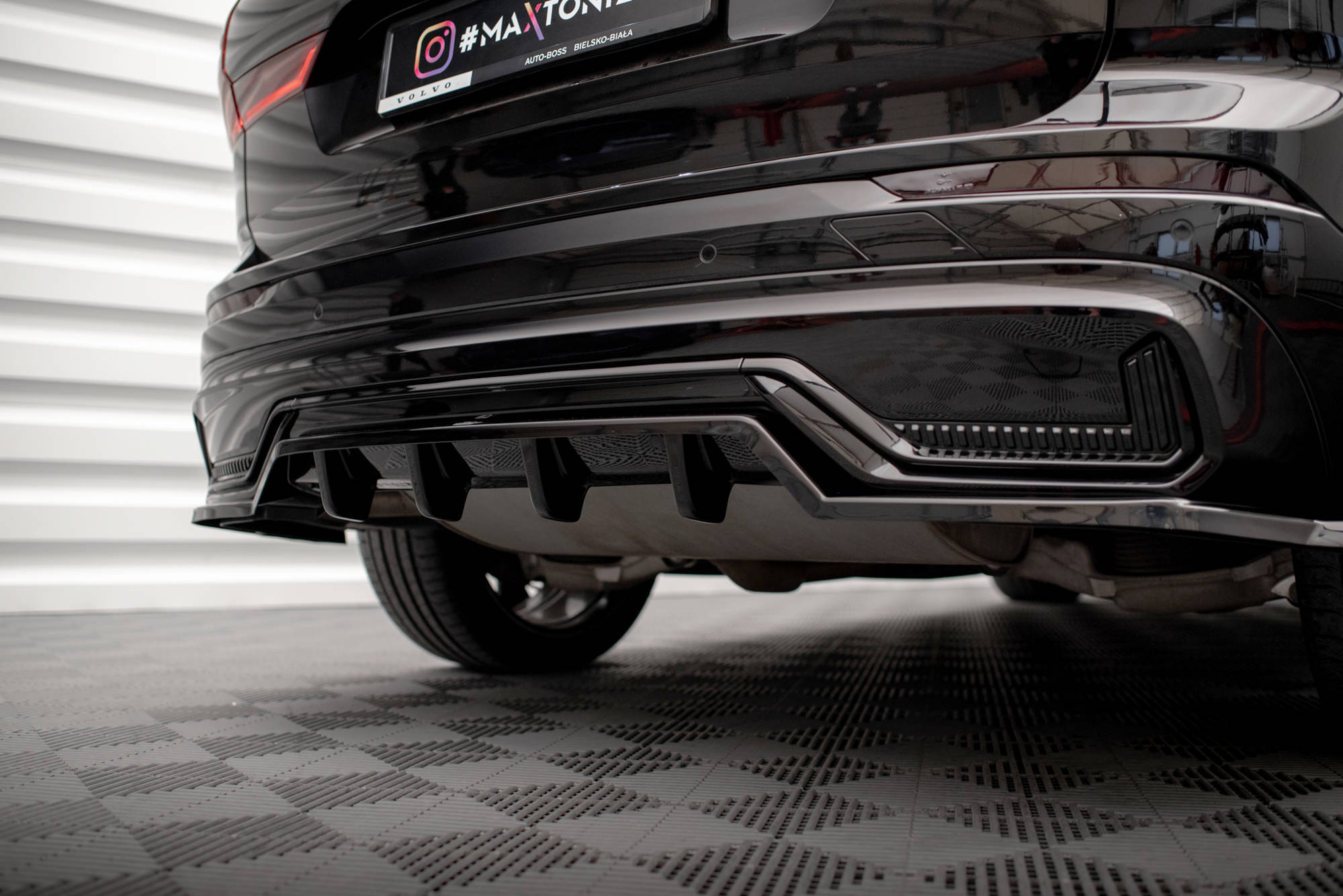 Street+ Mittlerer Diffusor RACE Heck Ansatz passend für Volvo XC60 R-Design Mk2 FL schwarz Hochglanz