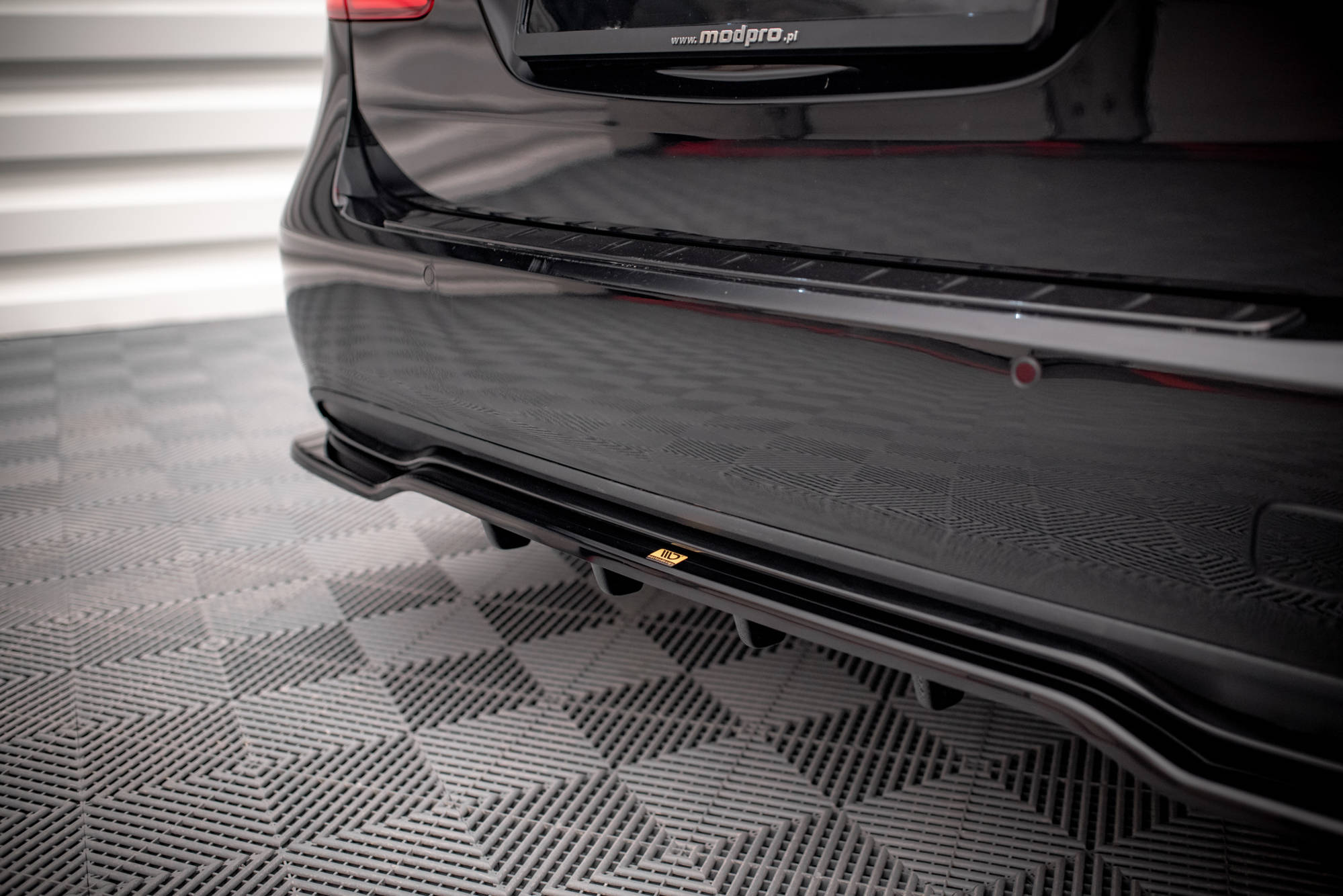 Street+ Mittlerer Diffusor RACE Heck Ansatz passend für Mercedes B W246 FL schwarz Hochglanz