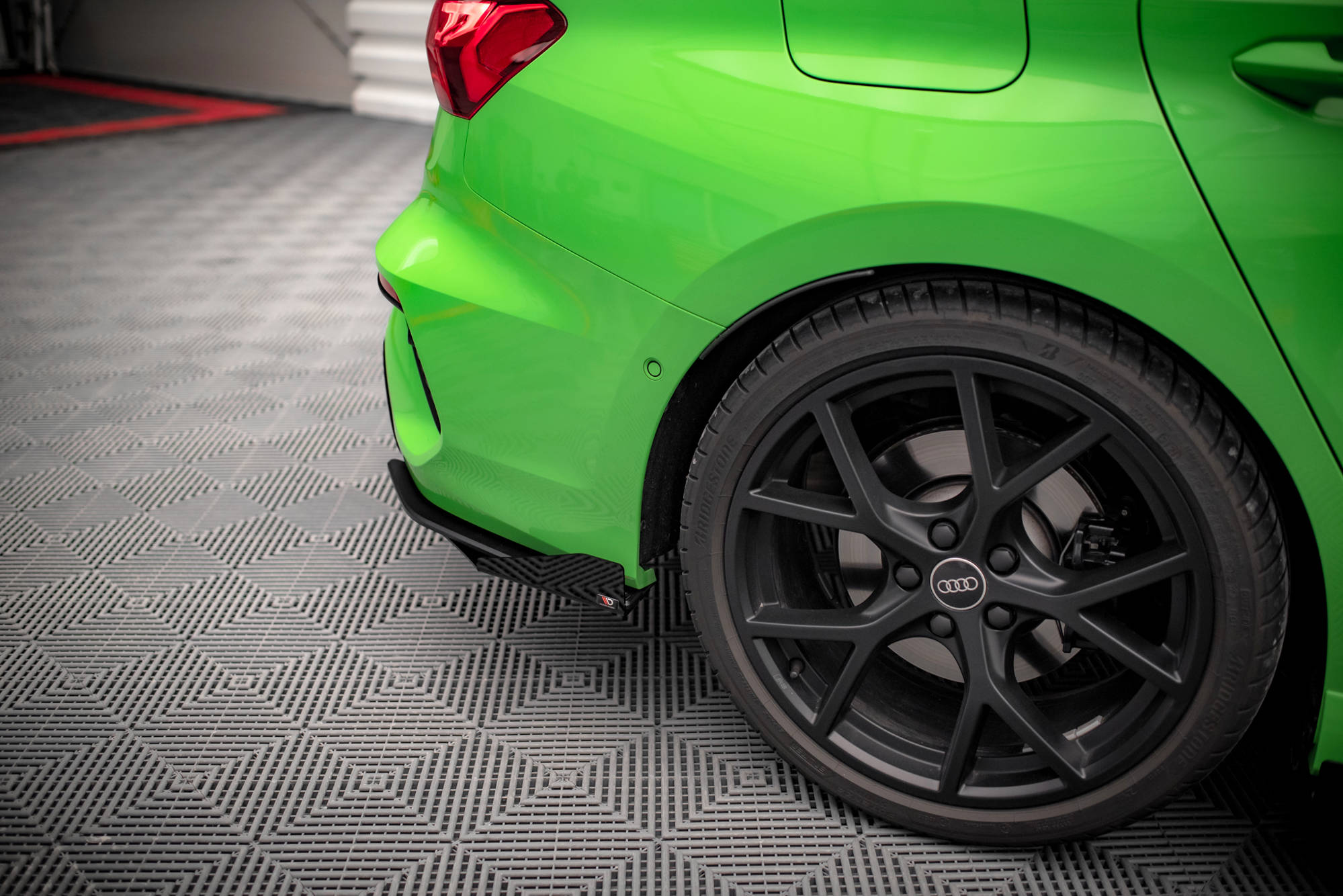 Street Pro Heck Ansatz Flaps passend für Audi RS3 Limousine 8Y rot+ Hochglanz Flaps