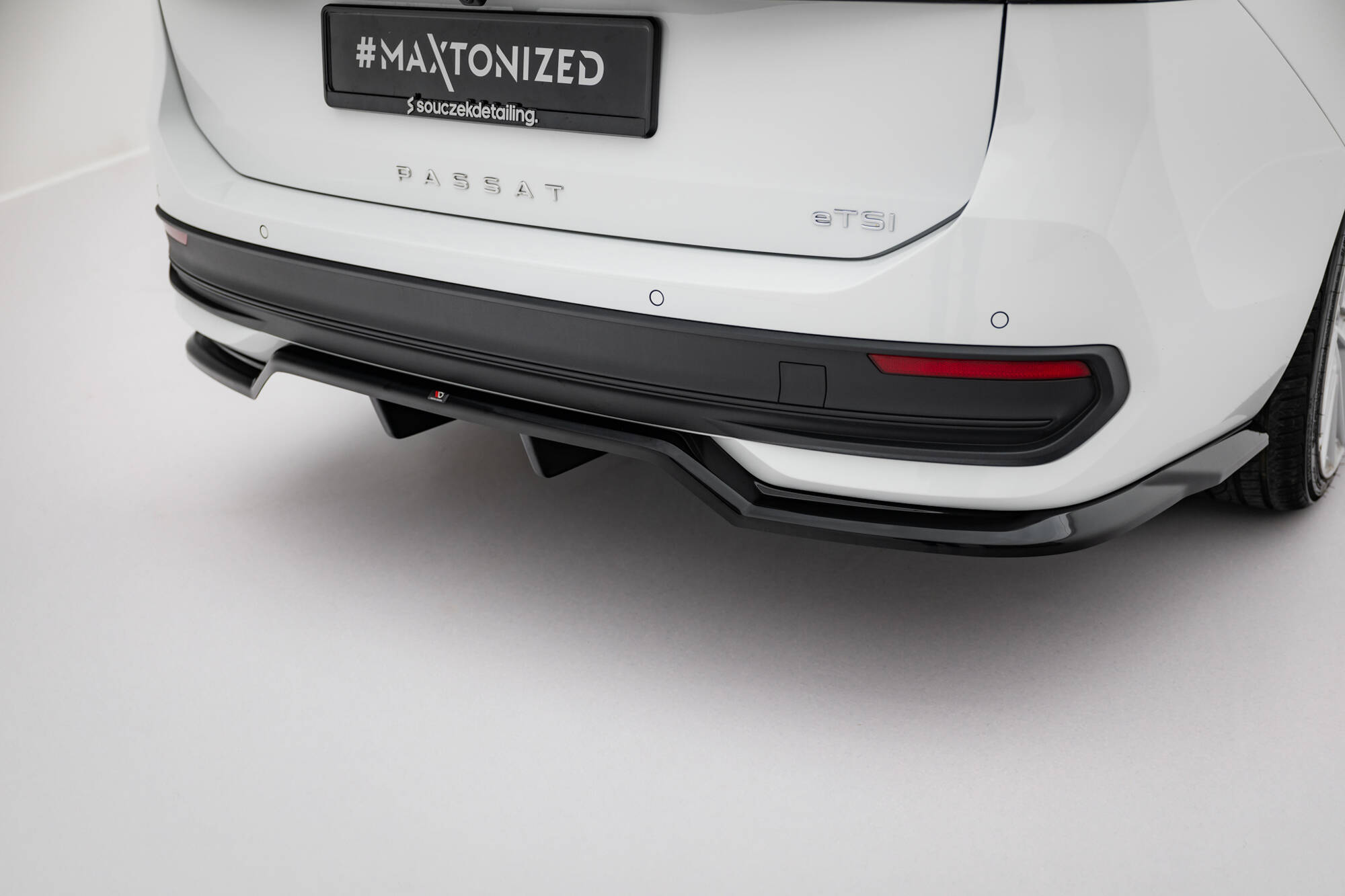 Street+ Mittlerer Diffusor RACE Heck Ansatz passend für VW Passat B9 schwarz Hochglanz