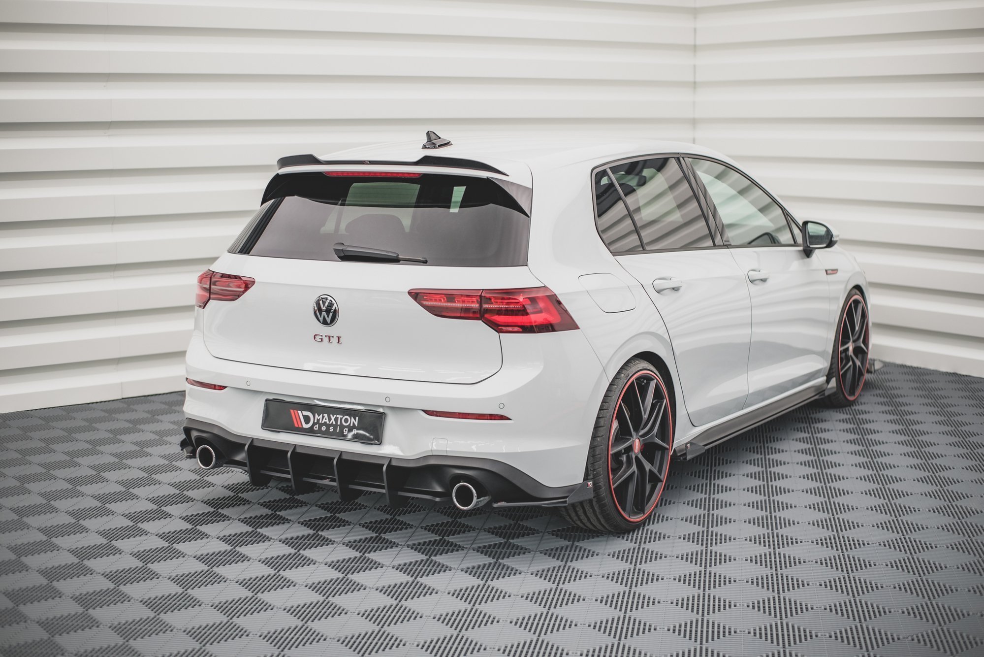 Street Pro Heck Ansatz Flaps passend für VW Golf GTI / GTE Mk8 schwarz Hochglanz
