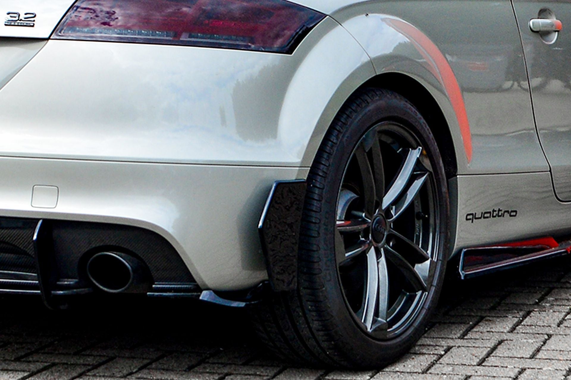 Hintere Seiten Flaps Flicks Satz aus ABS Kunststoff für Audi TT 8J (Schwarz Matt)