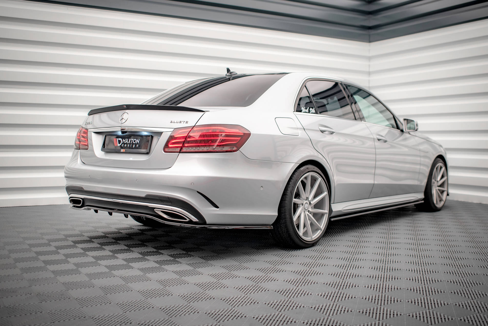 Street+ Mittlerer Diffusor RACE Heck Ansatz passend für Mercedes E AMG-Line Limousine W212 FL schwarz Hochglanz
