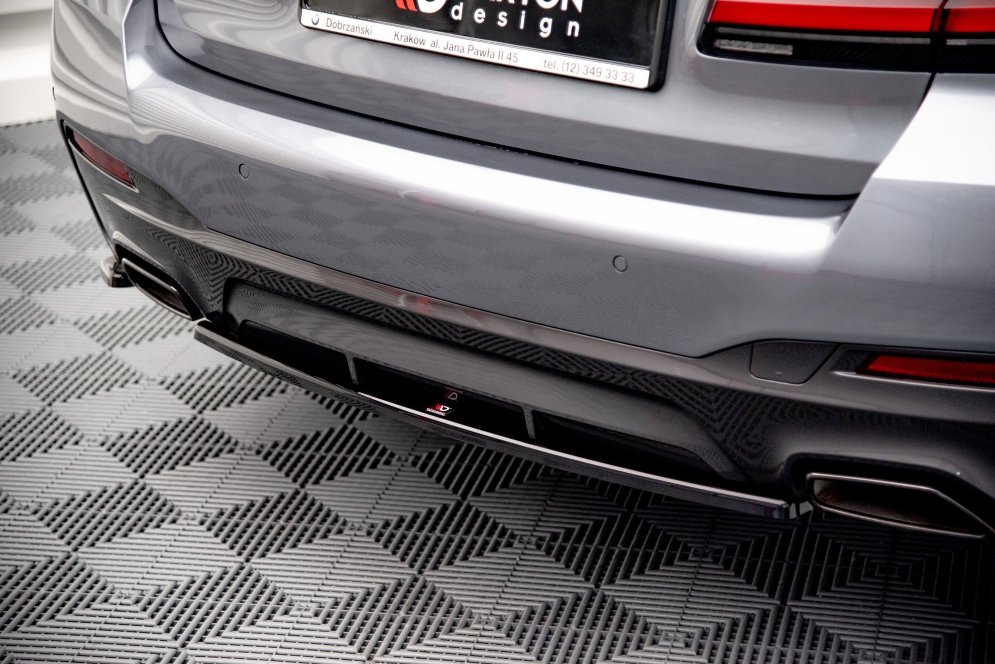 Street+ Mittlerer Diffusor Heck Ansatz passend für BMW 5er M-Paket Limousine / Touring G30 / G31 FL schwarz Hochglanz