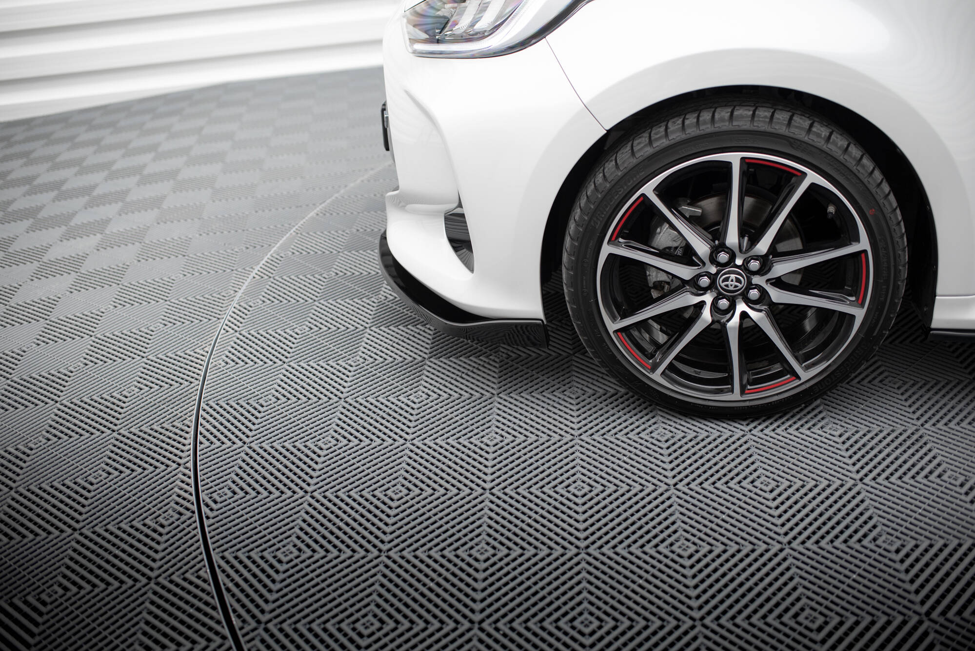 Street+ Spoilerlippe Front Ansatz V.3 passend für Toyota Yaris Mk4 schwarz Hochglanz