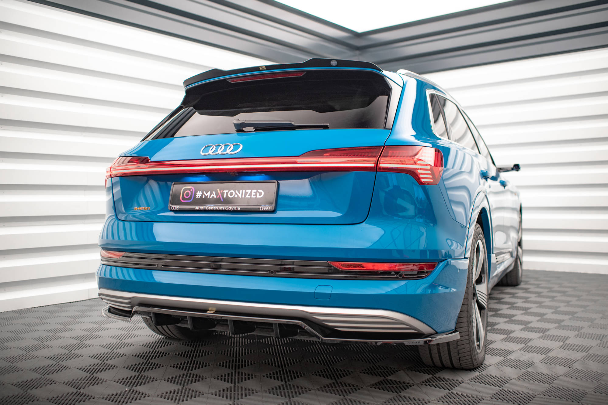 Street+ Mittlerer Diffusor RACE Heck Ansatz passend für Audi e-tron schwarz Hochglanz