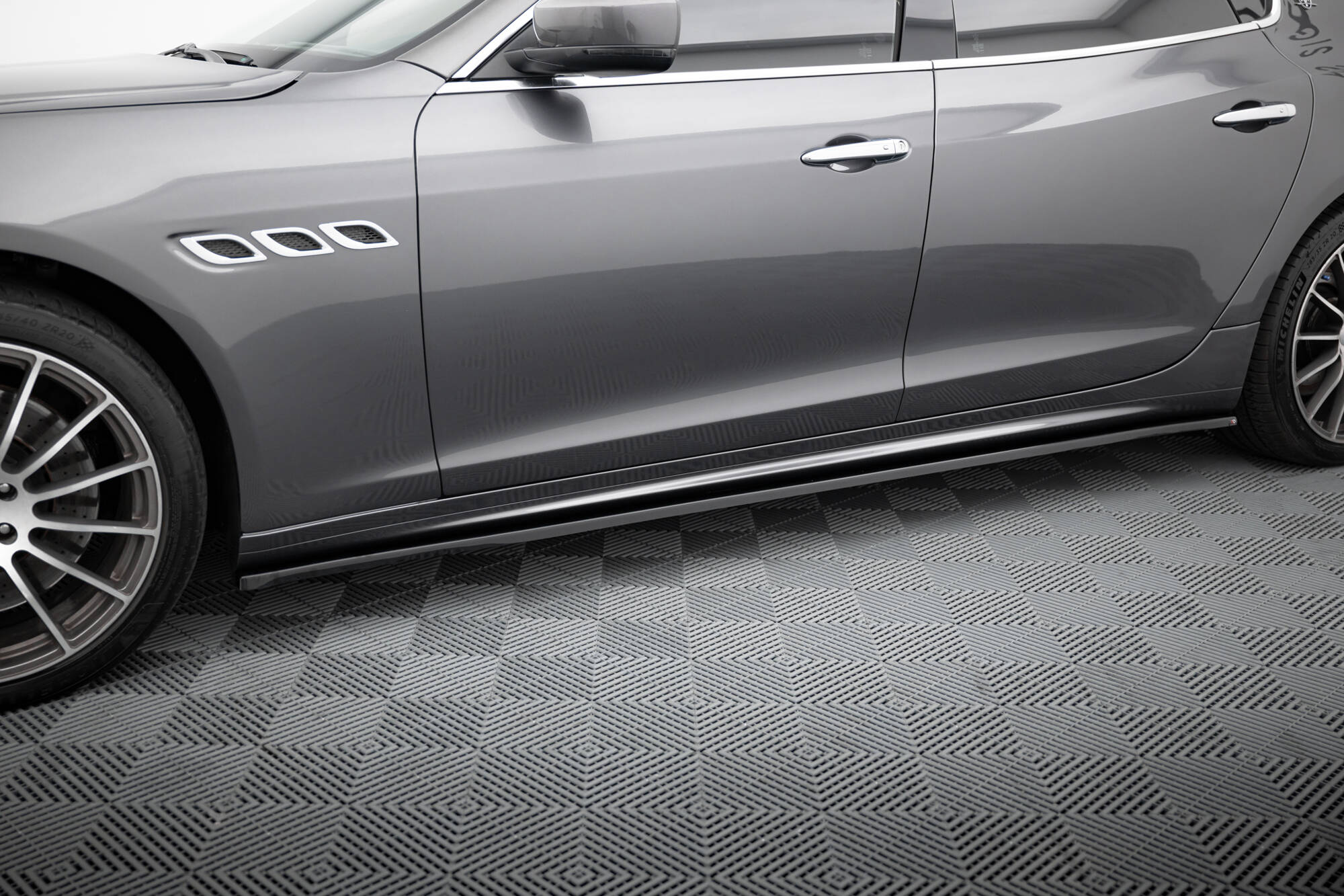 Seitenschweller Ansatz Paar passend für Maserati Quattroporte Mk6 schwarz Hochglanz